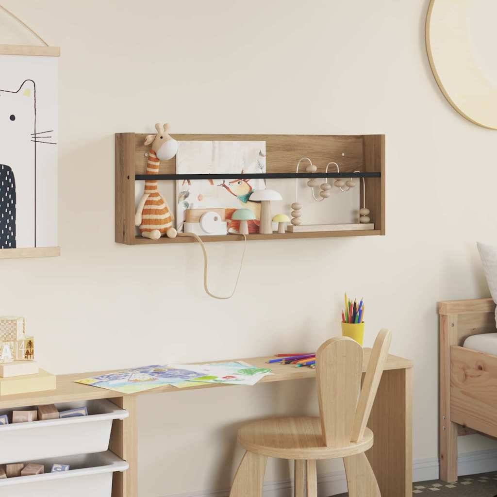 Ein Kinderzimmer mit einem Holzschreibtisch, einem Stuhl und Regalen. Spielzeug, Bücher und Dekorationen sind ordentlich angeordnet, einschließlich einer Giraffenpuppe und Wandkunst.