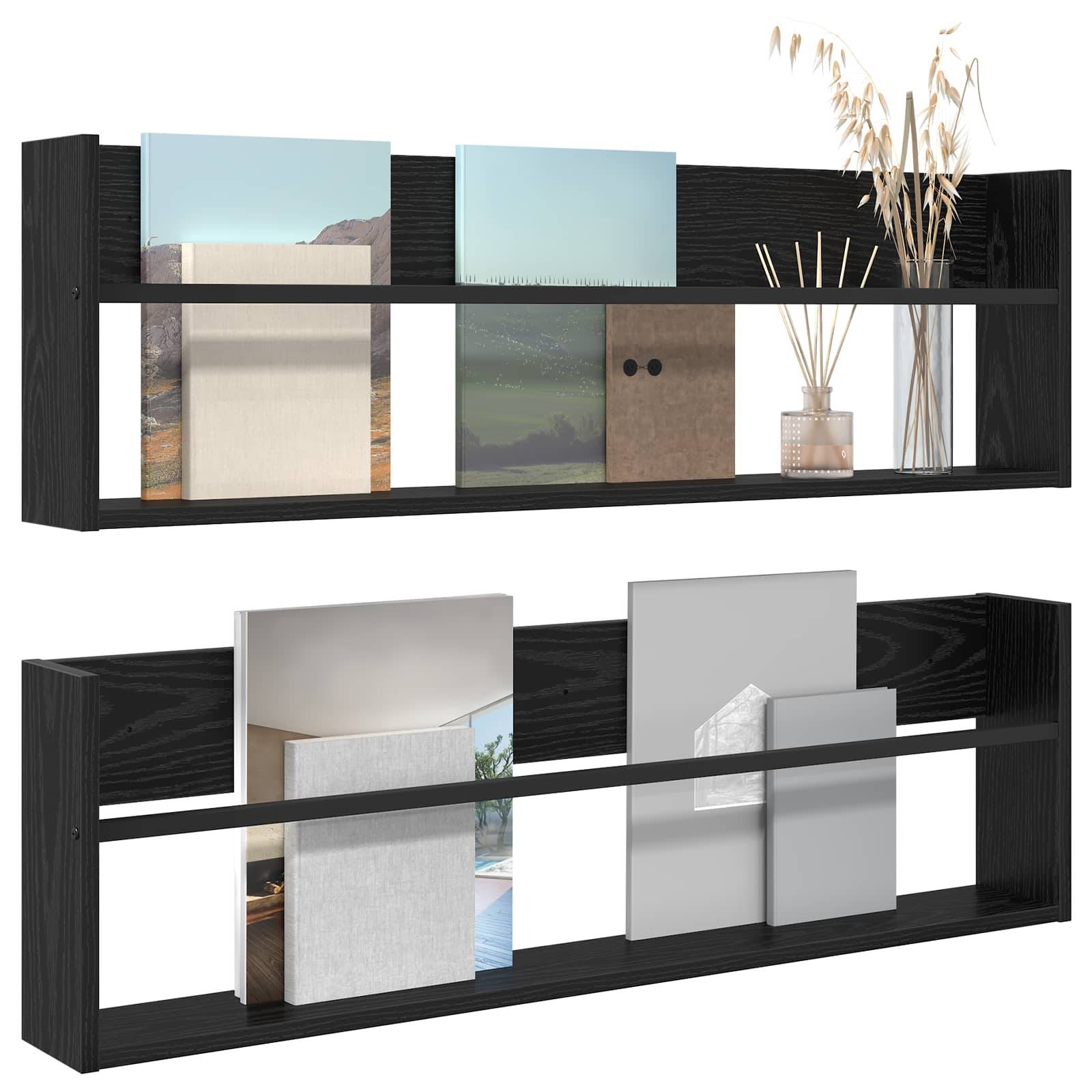 Zwei schwarze, wandmontierte Regale, die Bücher und Dekorationsgegenstände präsentieren, darunter Vasen mit getrockneten Pflanzen und minimalistische Kunstwerke.