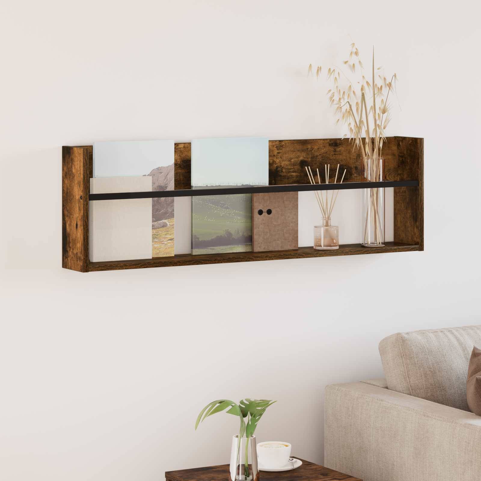 Holzwandregal mit dekorativen Gegenständen, darunter kleine Pflanzen und gerahmte Fotos, über einem hellgefärbten Sofa und Couchtisch.