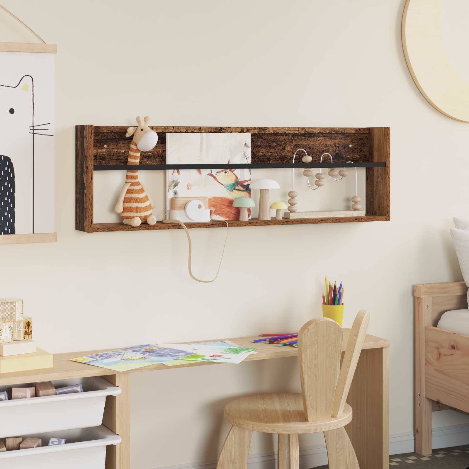 Ein Kinderspielzimmer mit einem Holzschreibtisch, einem kleinen Stuhl und einem Wandregal voller Spielzeug. Kunstmaterialien und Bücher liegen auf dem Schreibtisch. Gemütliche Atmosphäre.