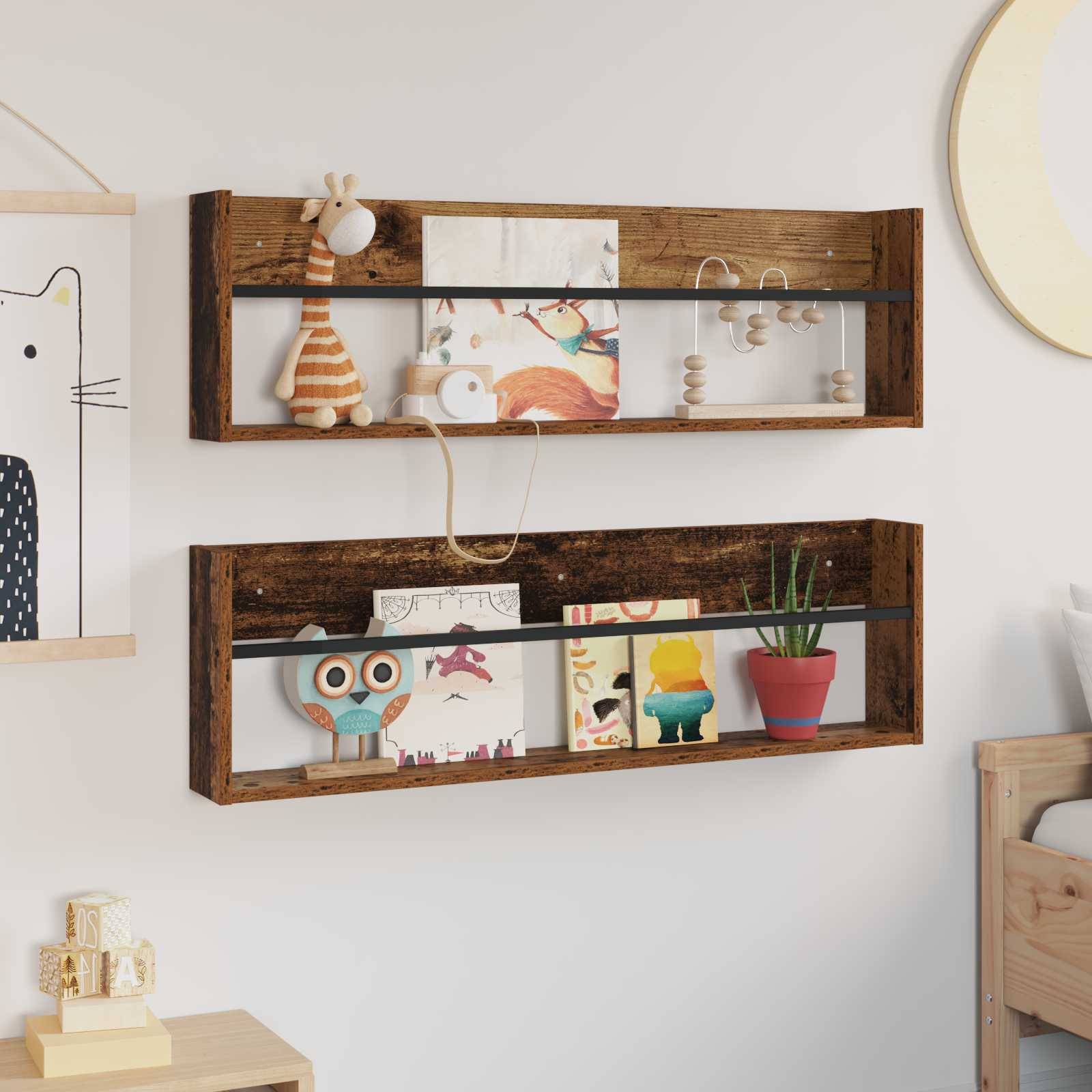 Holzregale, die Dekorationsgegenstände wie eine Spielzeug-Giraffe, gerahmte Kunst, eine Eulenfigur und eine Topfpflanze vor einer cremefarbenen Wand präsentieren.