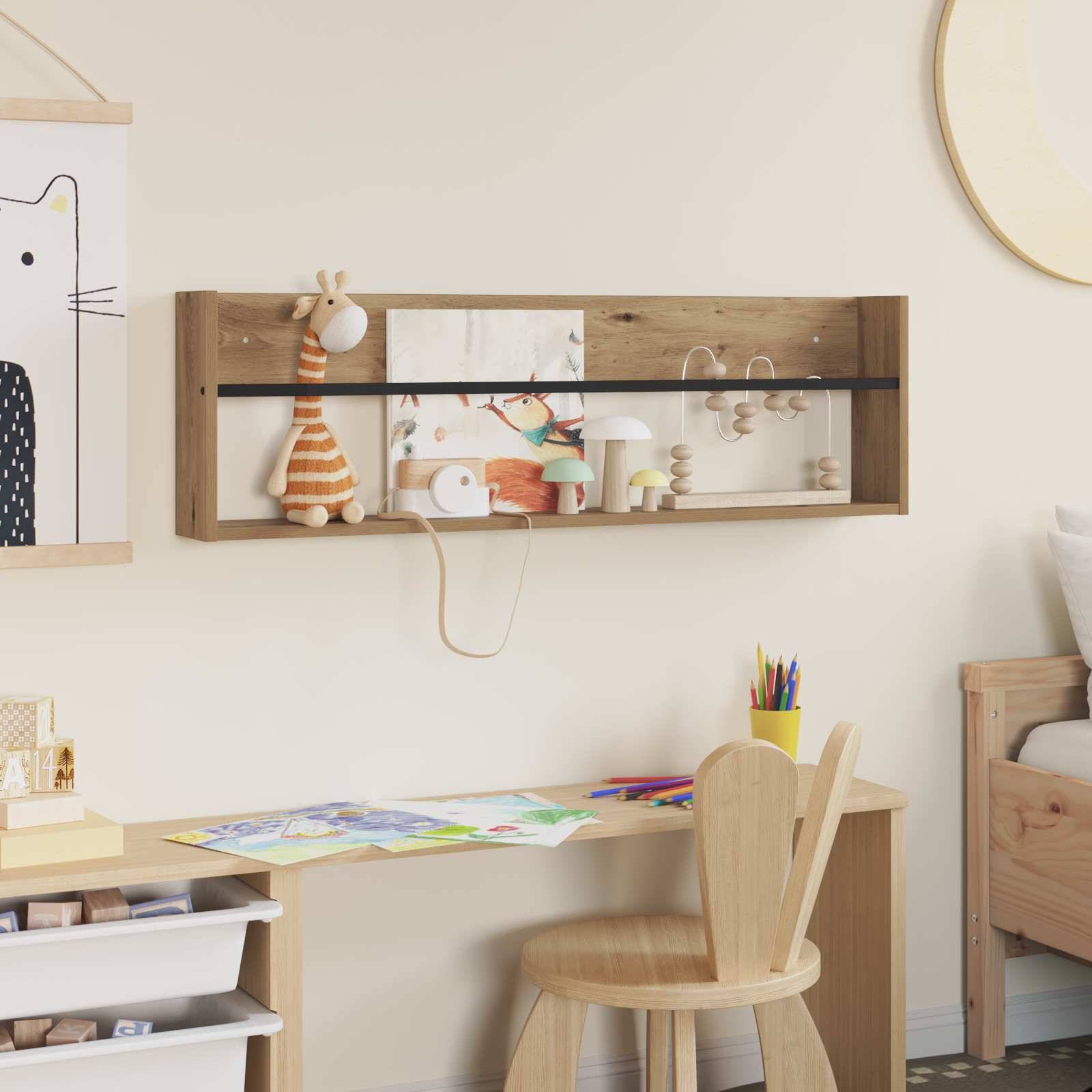 Kinderzimmer mit einem Holzschreibtisch und -stuhl, dekorativem Regal mit Spielzeugen und Kunstmaterialien. Wandposter mit einer Katze. Gemütliche und spielerische Atmosphäre.