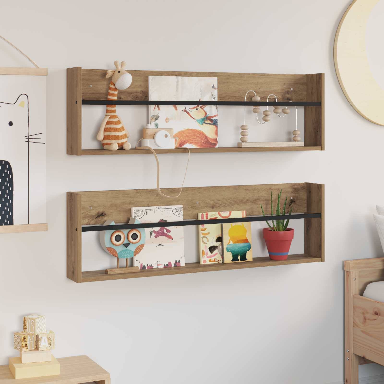 Zwei Holzwandregale mit Spielzeug und Pflanzen, neben einem runden Spiegel und einem Katzendruck auf Leinwand. Gemütliche, minimalistische Dekoration.