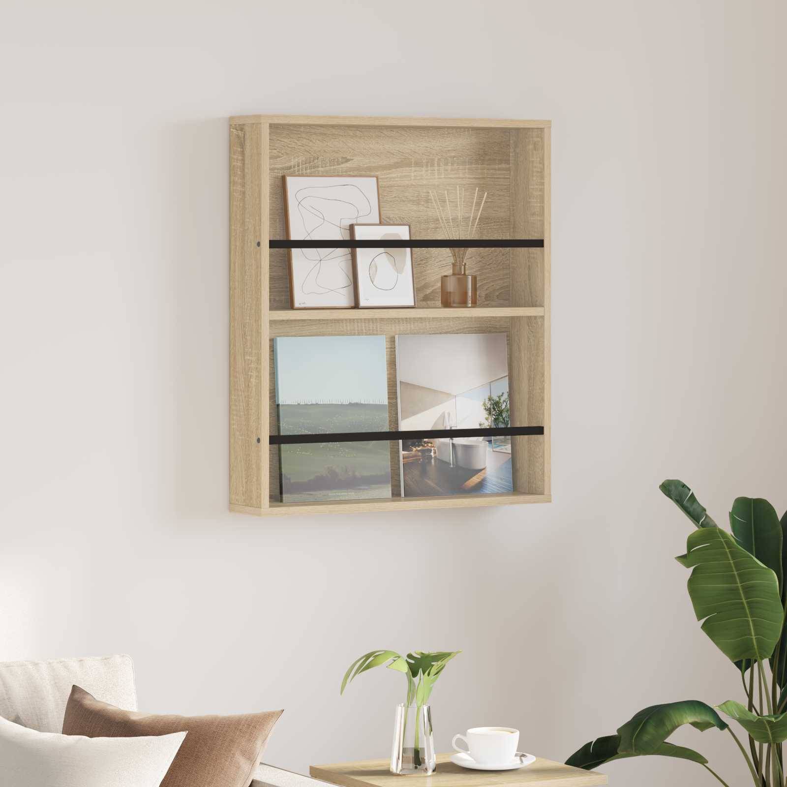 Ein Wandregal aus Holz zeigt kleine gerahmte Kunstwerke und Dekorationsgegenstände, mit einer Pflanze in der Nähe. Sonnenlicht fällt herein und schafft eine gemütliche Atmosphäre.