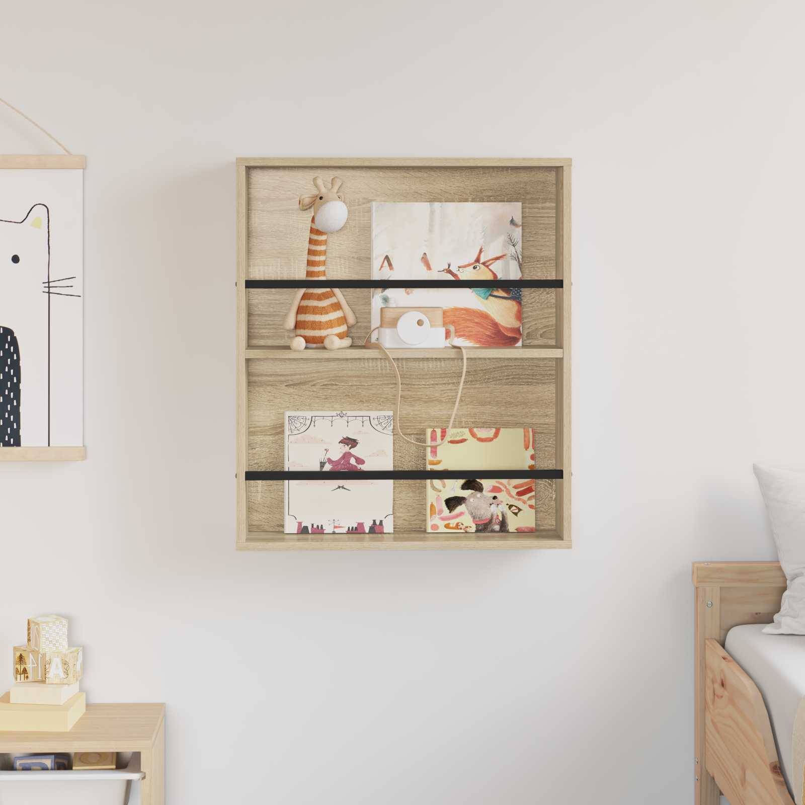 Eine an der Wand befestigte Holzablage trägt Bücher und eine ausgestopfte Giraffe. Ein dekoratives Katzen-Poster hängt in der Nähe. Ein Bett und ein kleiner Tisch sind teilweise zu sehen.