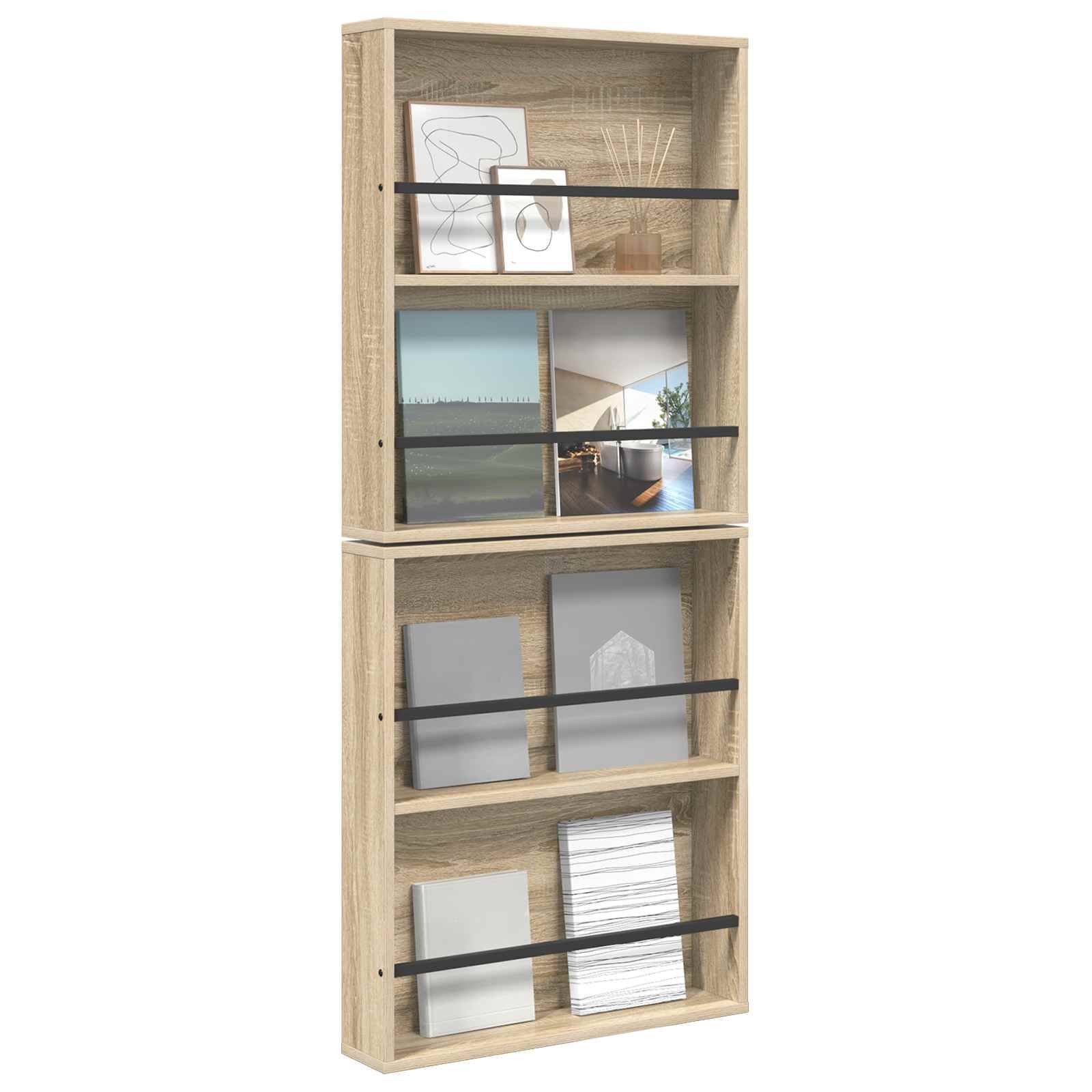 Holz-Wandregalsystem mit vier Fächern, wobei jedes Fach Dekorationsgegenstände wie Bücher, Kunstobjekte und kleine Accessoires enthält.