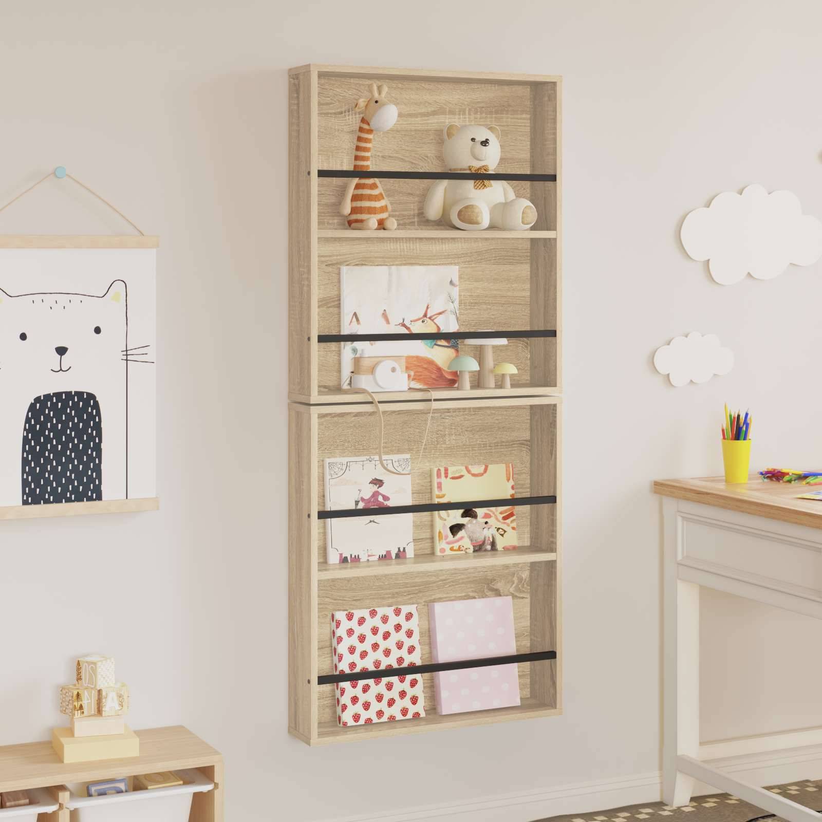 Ein Kinderzimmer mit einem Holzwandregal, das Bücher und Spielzeug trägt, einem kleinen Tisch mit Buntstiften und einer Wandkunst mit Bärenmotiv.
