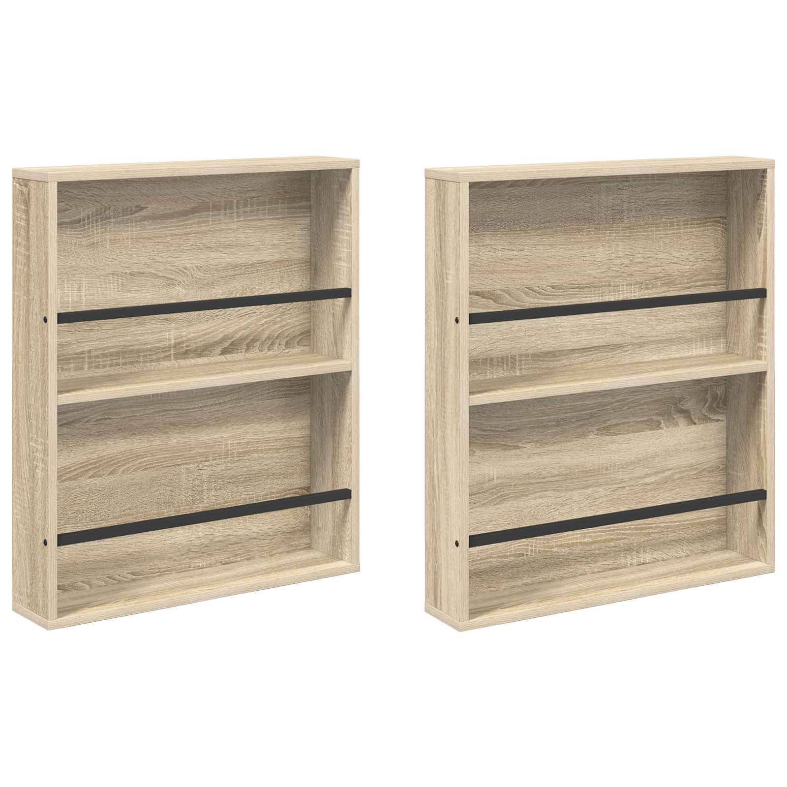 Zwei Holzwandregale mit heller Eichenholz-Oberfläche, die jeweils zwei schwarze Metallstangen an der Vorderseite haben und sich zum Aufbewahren von Büchern oder Dekorationsgegenständen eignen.