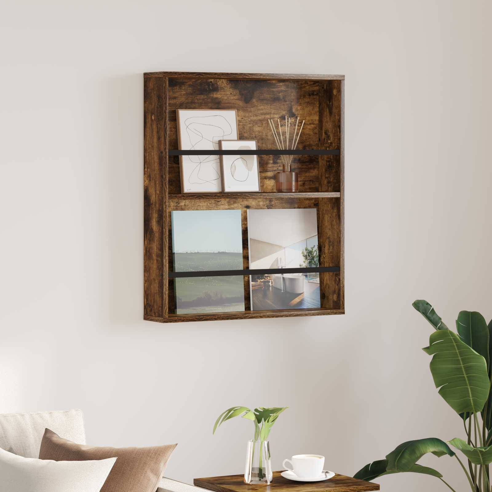 Ein Holzwandregal, das abstrakte und Landschaftskunstrahmen, kleine Behälter und eine Pflanze präsentiert. Ein Sofa und ein Couchtisch befinden sich in der Nähe.
