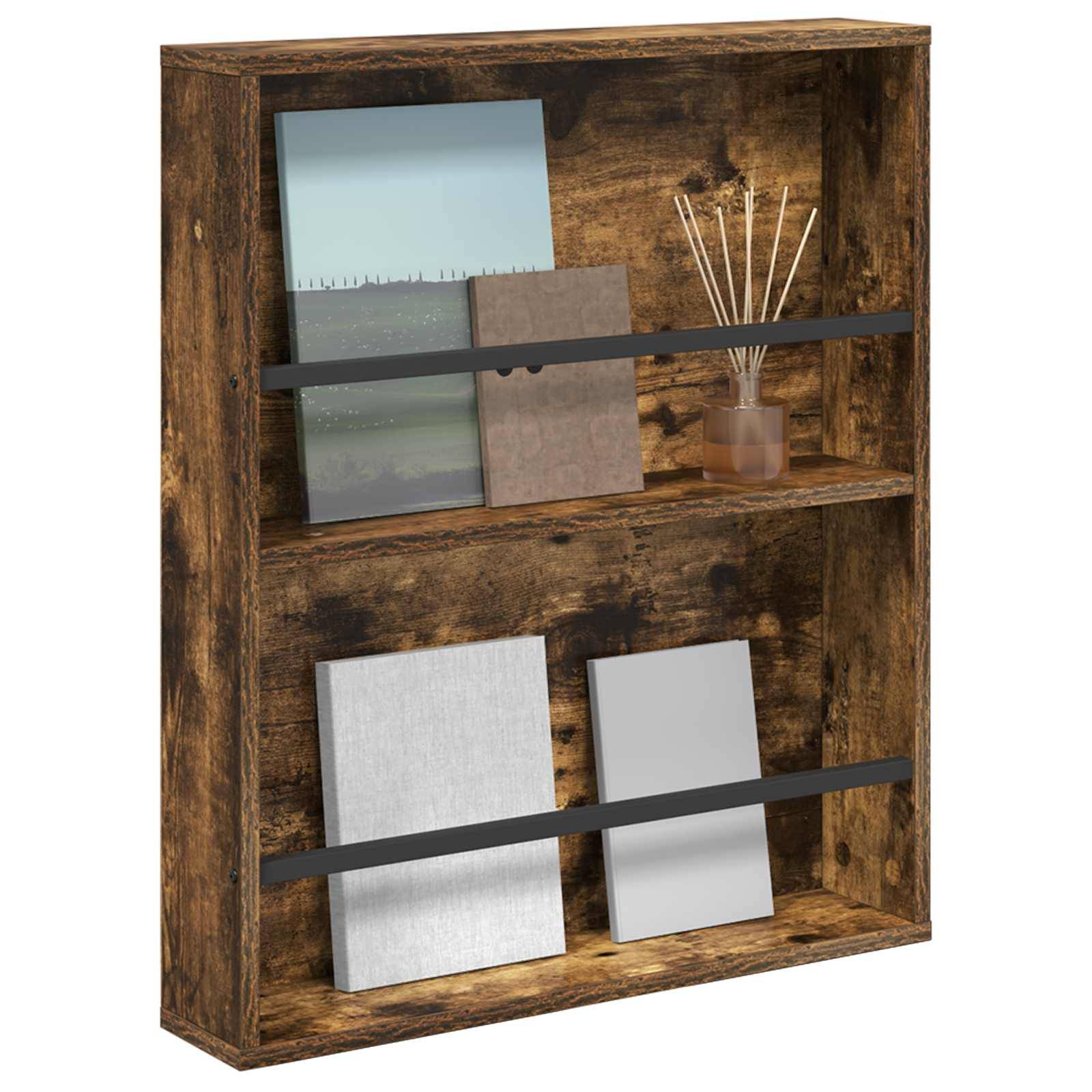 Ein rustikales Holzregal, das an der Wand befestigt ist, trägt zwei gerahmte Bilder und einen kleinen Pflanzendiffusor auf dem oberen Regal und zwei gerahmte Bilder auf dem unteren Regal.