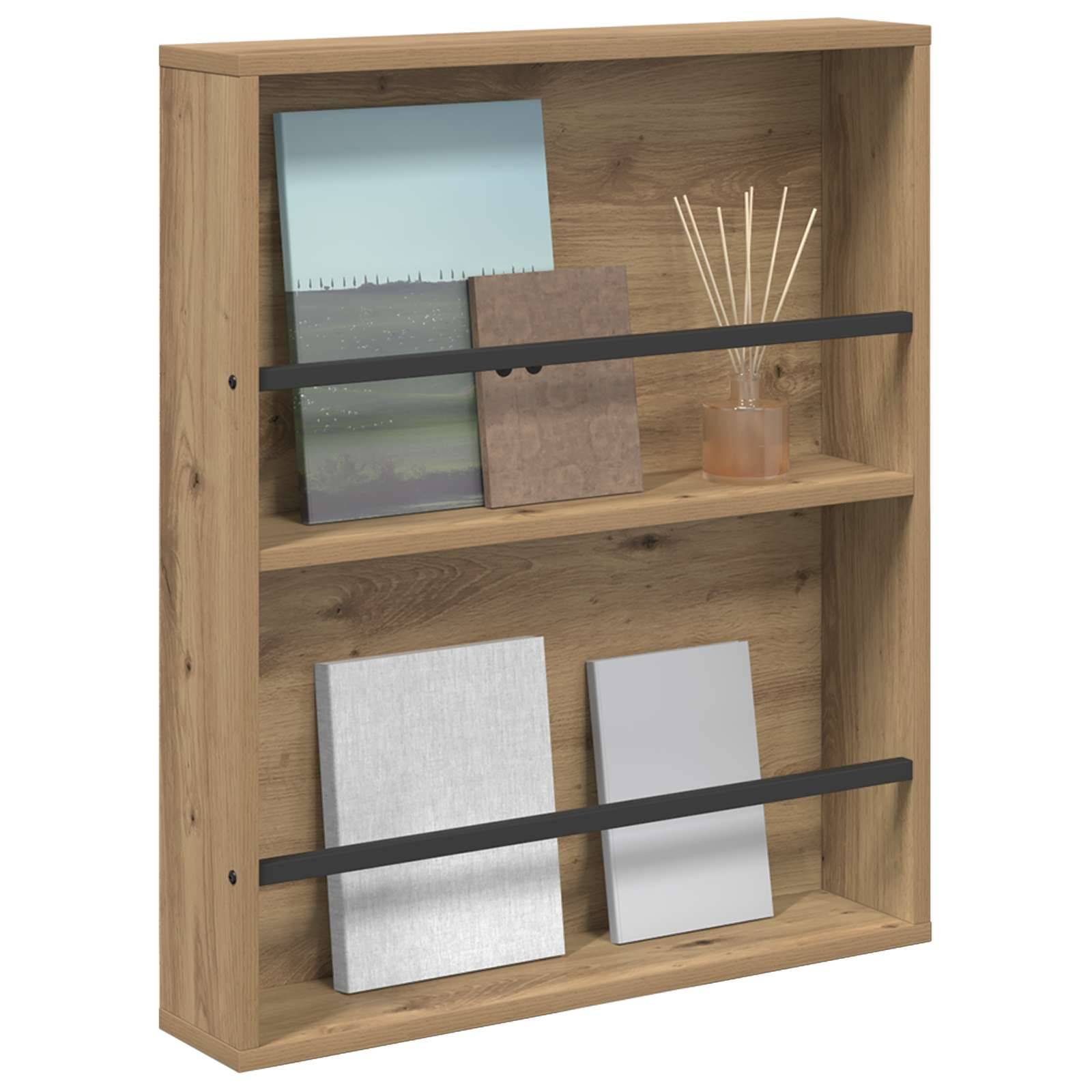 Ein an der Wand montiertes Holzregal mit zwei Ebenen, das dekorative Bücher, ein kleines Rahmenbild und einen Raumduft-Diffuser mit Holzstäbchen hält.