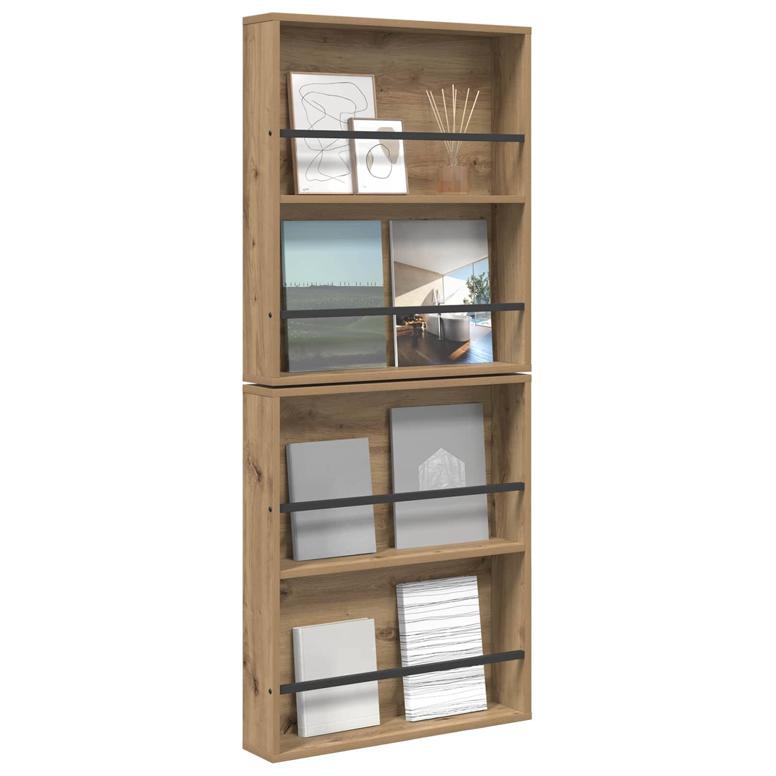 Ein Wandregal aus Holz mit zwei Ebenen, auf dem gerahmte Kunstwerke, ein Diffuser, Bücher und Dekorationsgegenstände präsentiert werden, befestigt mit schwarzen Halterungen.