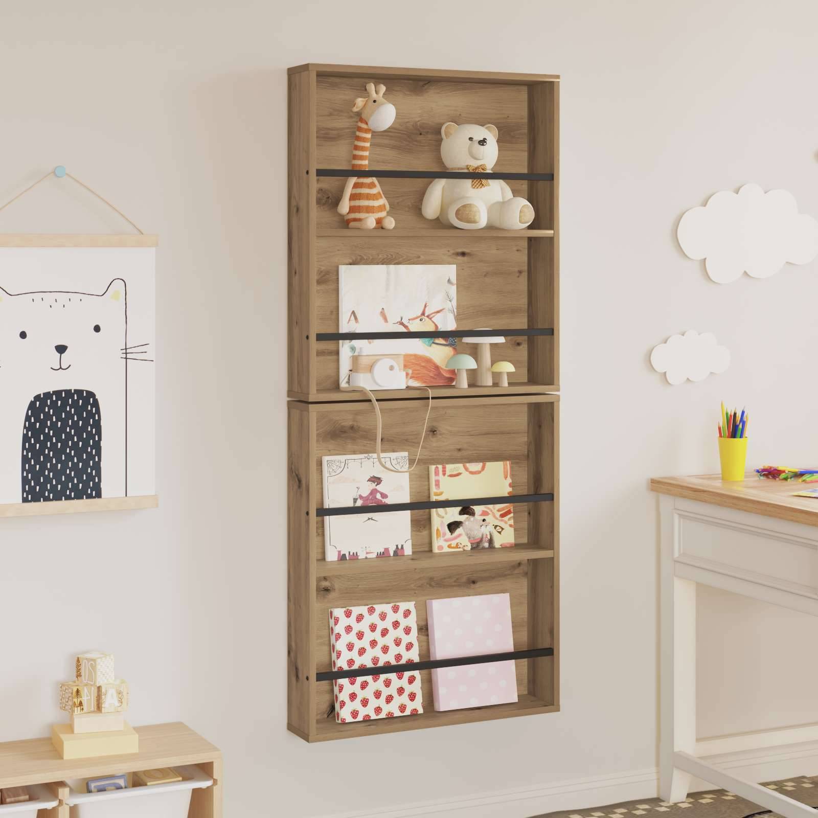 Ein Holzwandregal mit Büchern, einem Teddybären und kleinen Spielzeugen. Eine Kinderzeichnung eines Bären hängt an der Nebenwand. Ein Schreibtisch ist mit Künstlerbedarf bestückt.