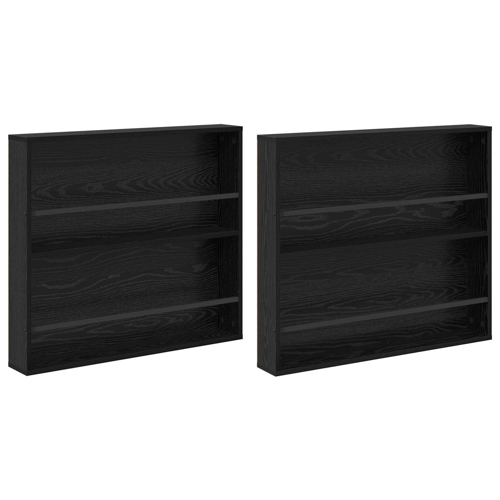 Zwei schwarze Holzbücherregale, jeweils mit drei Regalböden, stehen nebeneinander vor einem weißen Hintergrund.
