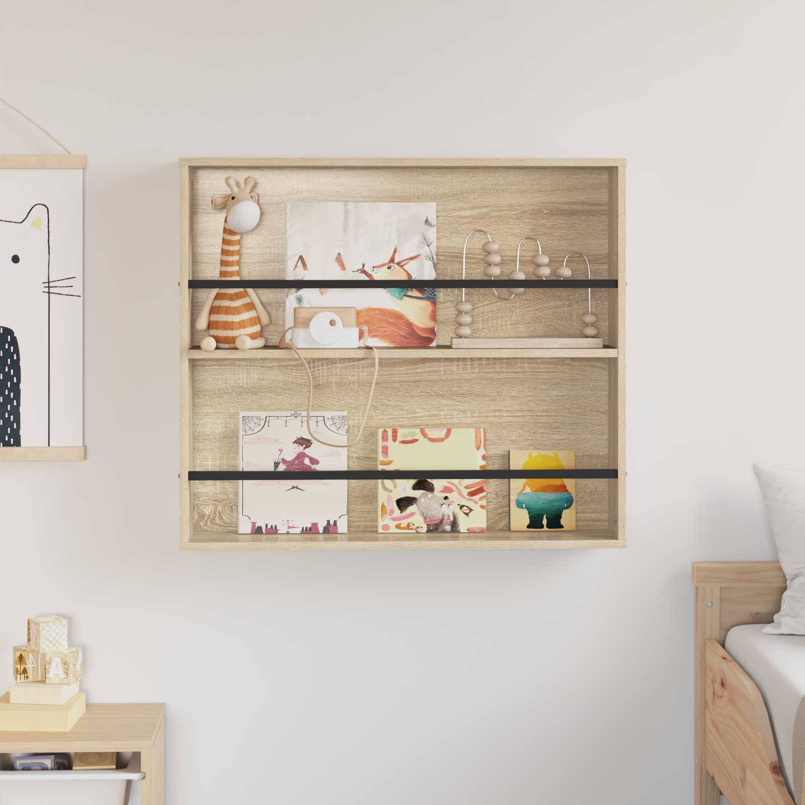 Ein Holzwandregal in einem Kinderzimmer zeigt Spielzeug, Bücher und Dekorationen, darunter ein Giraffen-Plüschtier, ein Bild und eine Lampe.