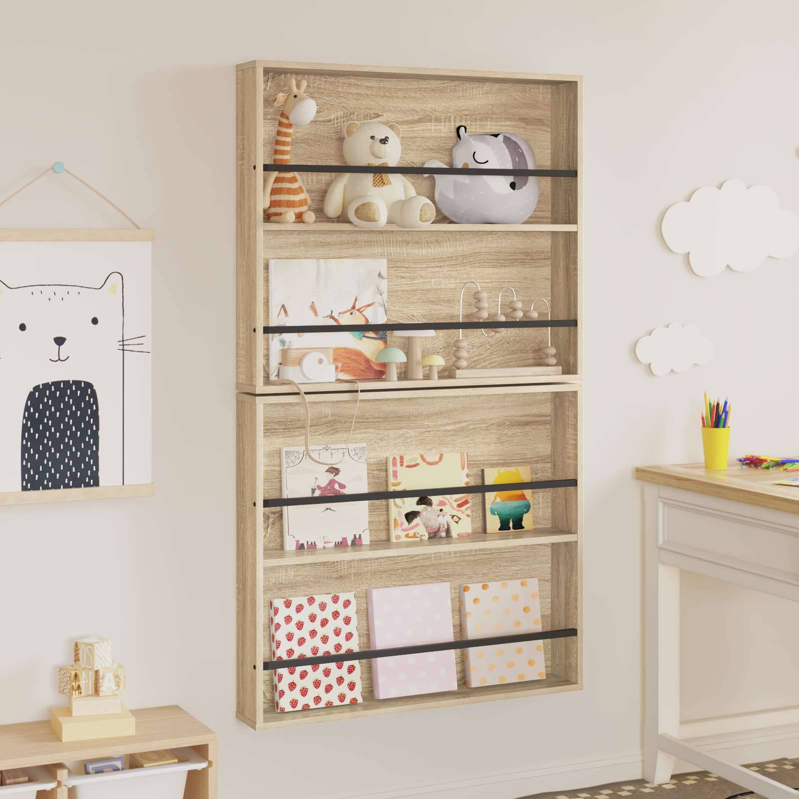Ein Kinderzimmer mit einem Holzbücherregal, auf dem Plüschtiere, Spielzeuge und Bücher ausgestellt sind. Die Wände sind mit verspielten Dekorationen wie Bären- und Wolkenformen geschmückt.