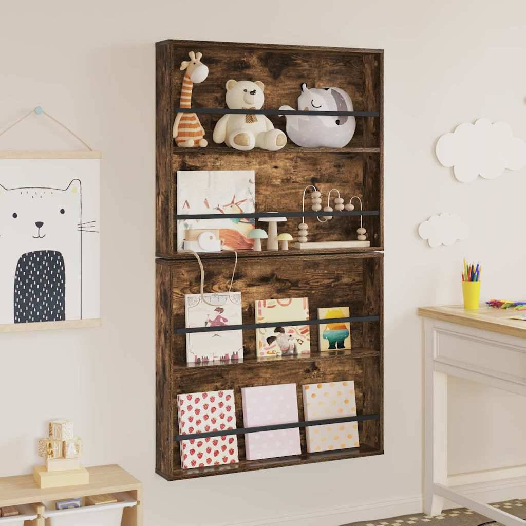 Ein Holzwandregal in einem Kinderzimmer trägt Plüschtiere, einen Spielzeug-Elefanten, ein gerahmtes Bild sowie mehrere bunte Bücher und Zeitschriften.