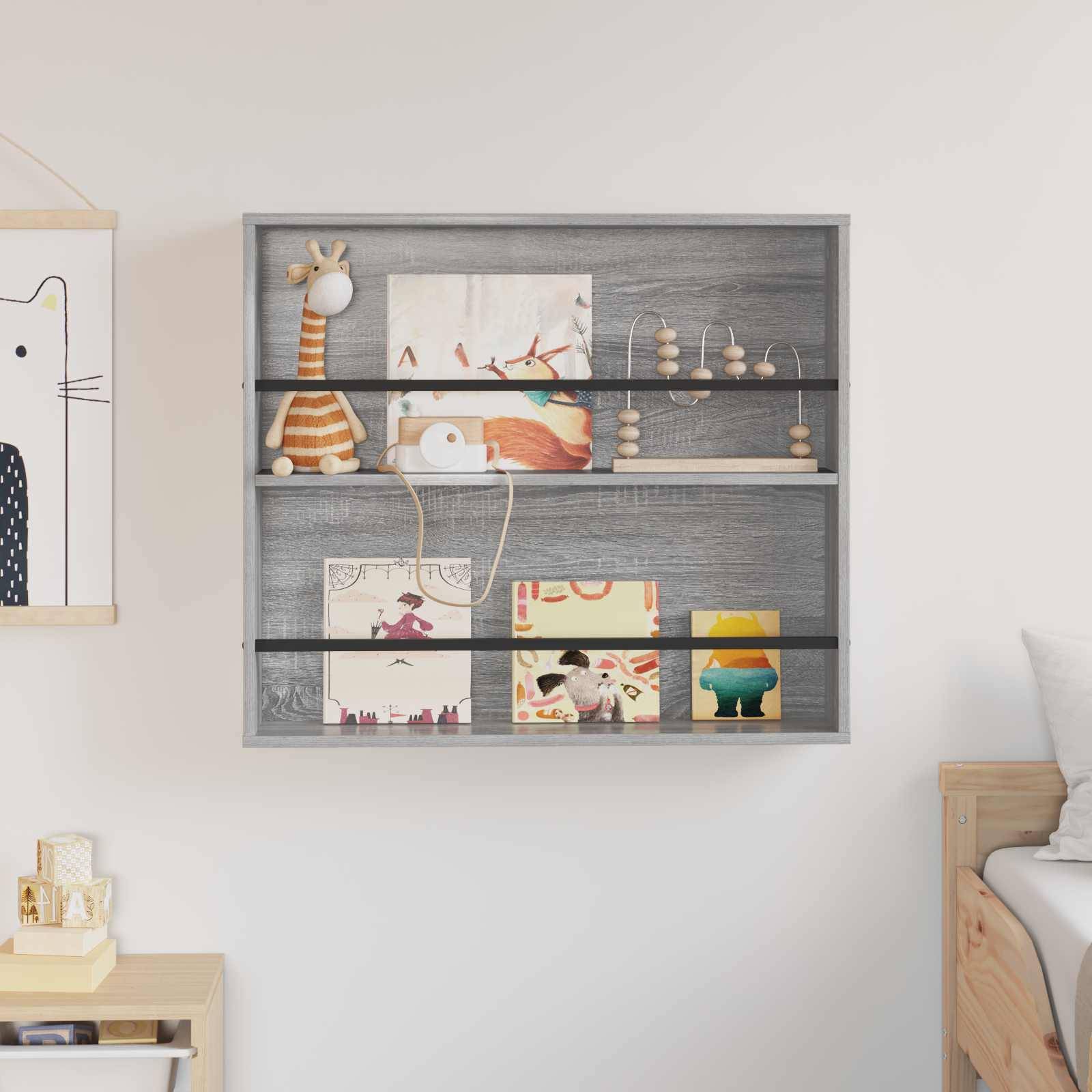 Ein hölzernes Wandregal mit Kinderbüchern, einem Giraffen-Plüschtier und hölzernen Perlenspielen an einer hellgefärbten Wand in einem Schlafzimmer.