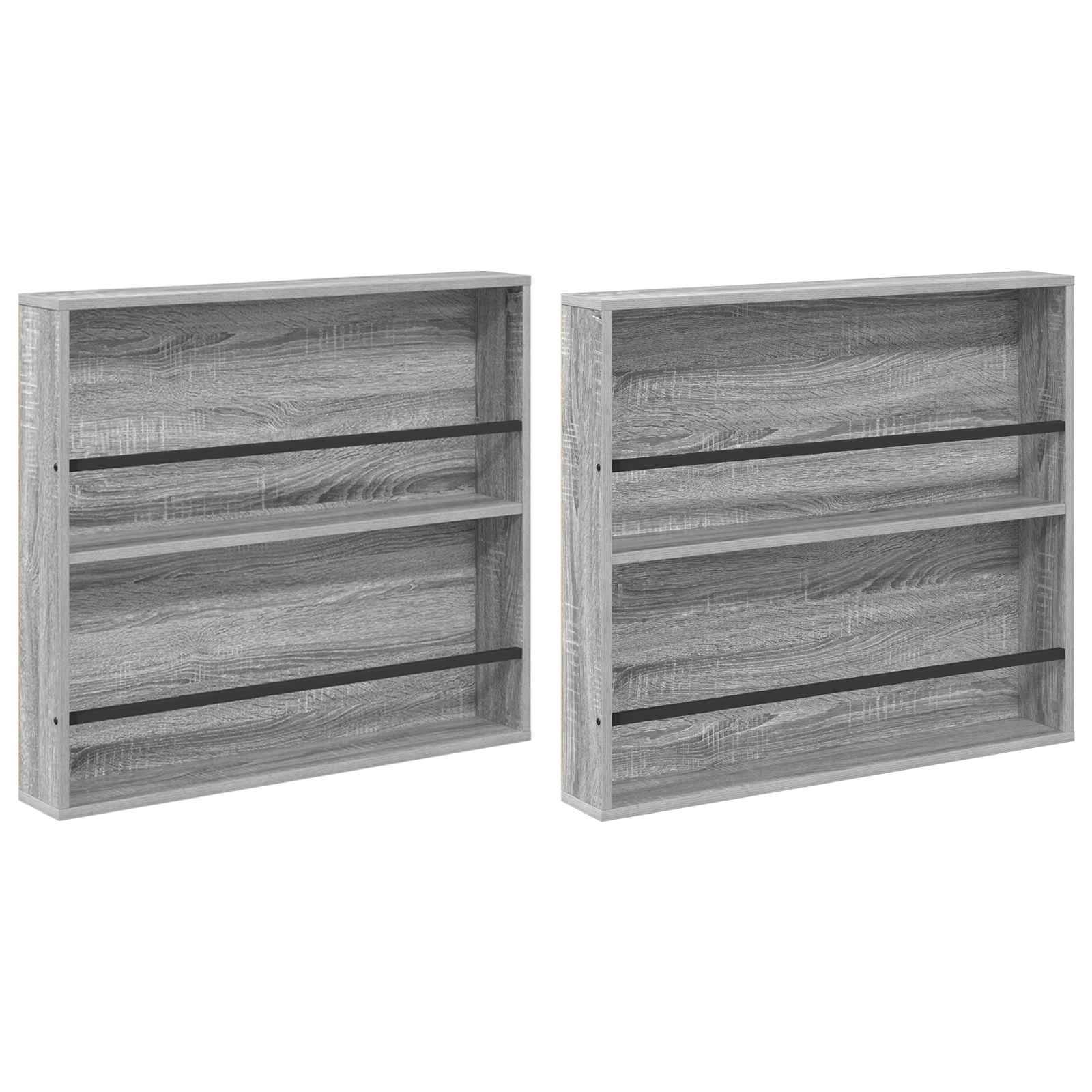 Zwei wandmontierte Holzbücherregale mit je zwei horizontalen Regalböden, ausgeführt in einer hellen Holzoberfläche und mit schwarzen Metallstützen.