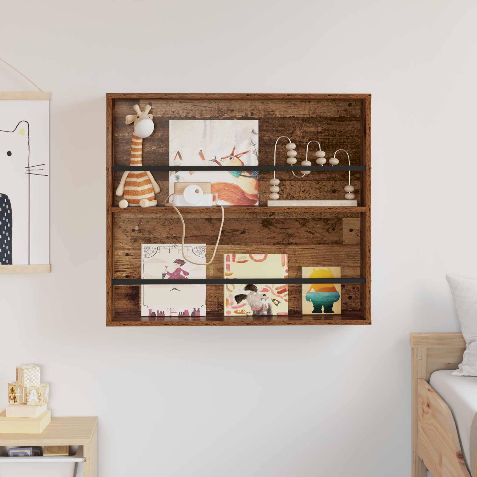 Holzwandregal mit Kinderspielzeug, darunter ein Plüschgiraffe, ein Abakus und Kunstwerke, in einem gemütlichen, neutral gehaltenen Raum.