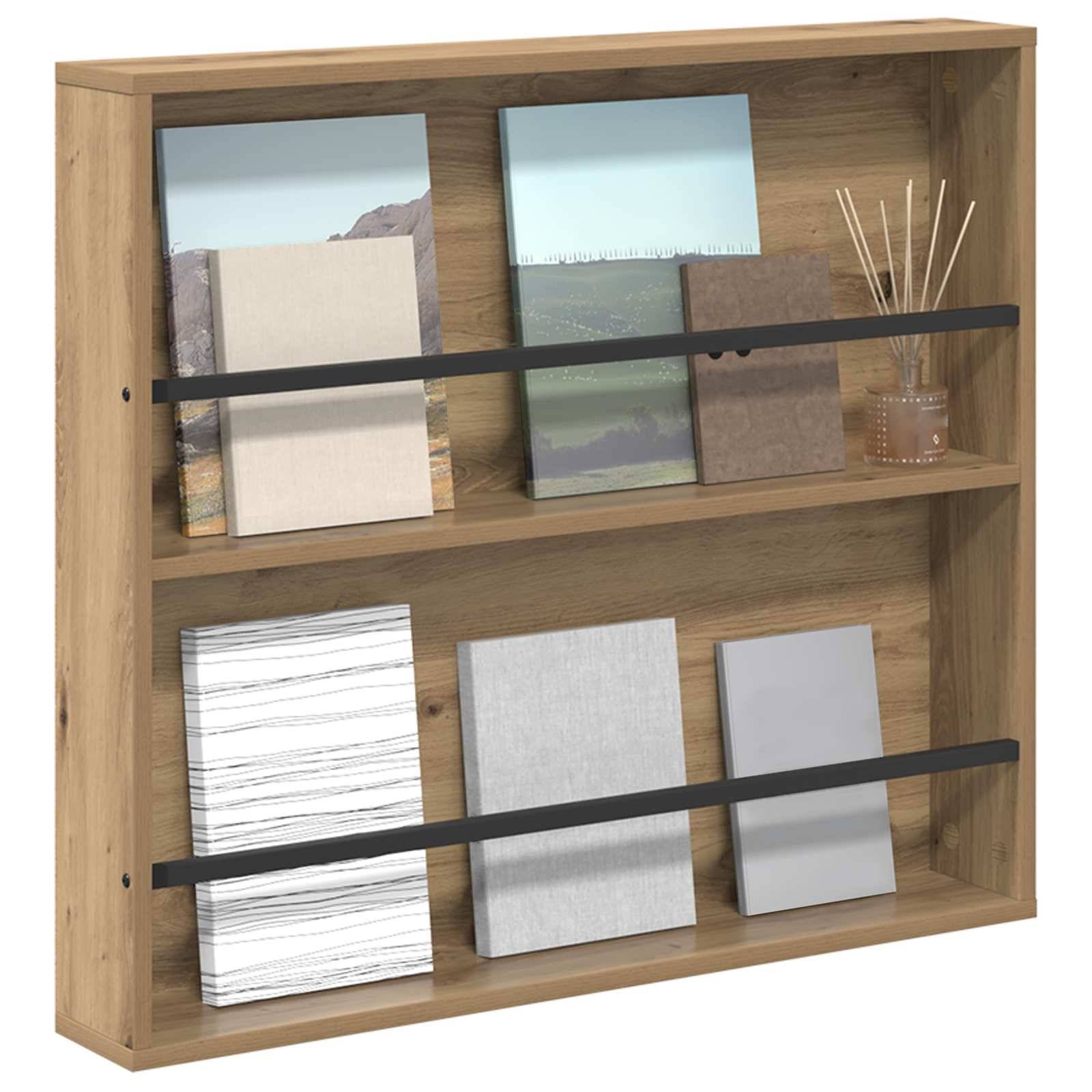 Holz-Wandregal mit zwei Ebenen, das sechs Bücher und einen Glasdiffusor mit Rattanstäbchen trägt, gesichert durch zwei horizontale schwarze Halterungen.