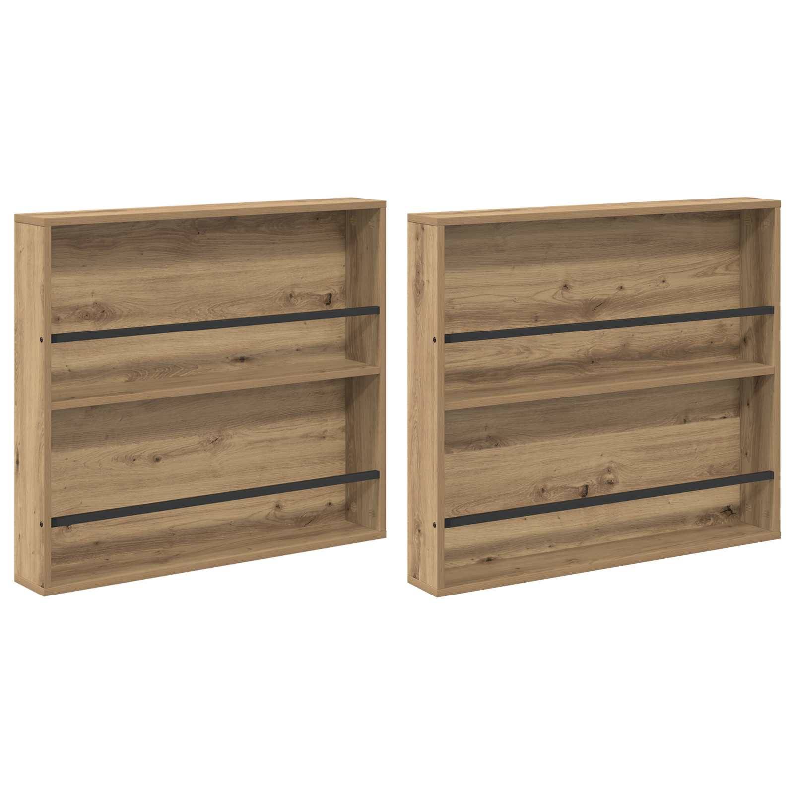 Zwei hölzerne Wandregale, jeweils mit zwei Ebenen, versehen mit Haltestreben an der Vorderseite, konzipiert zum Präsentieren von Büchern oder Dekorationsobjekten.