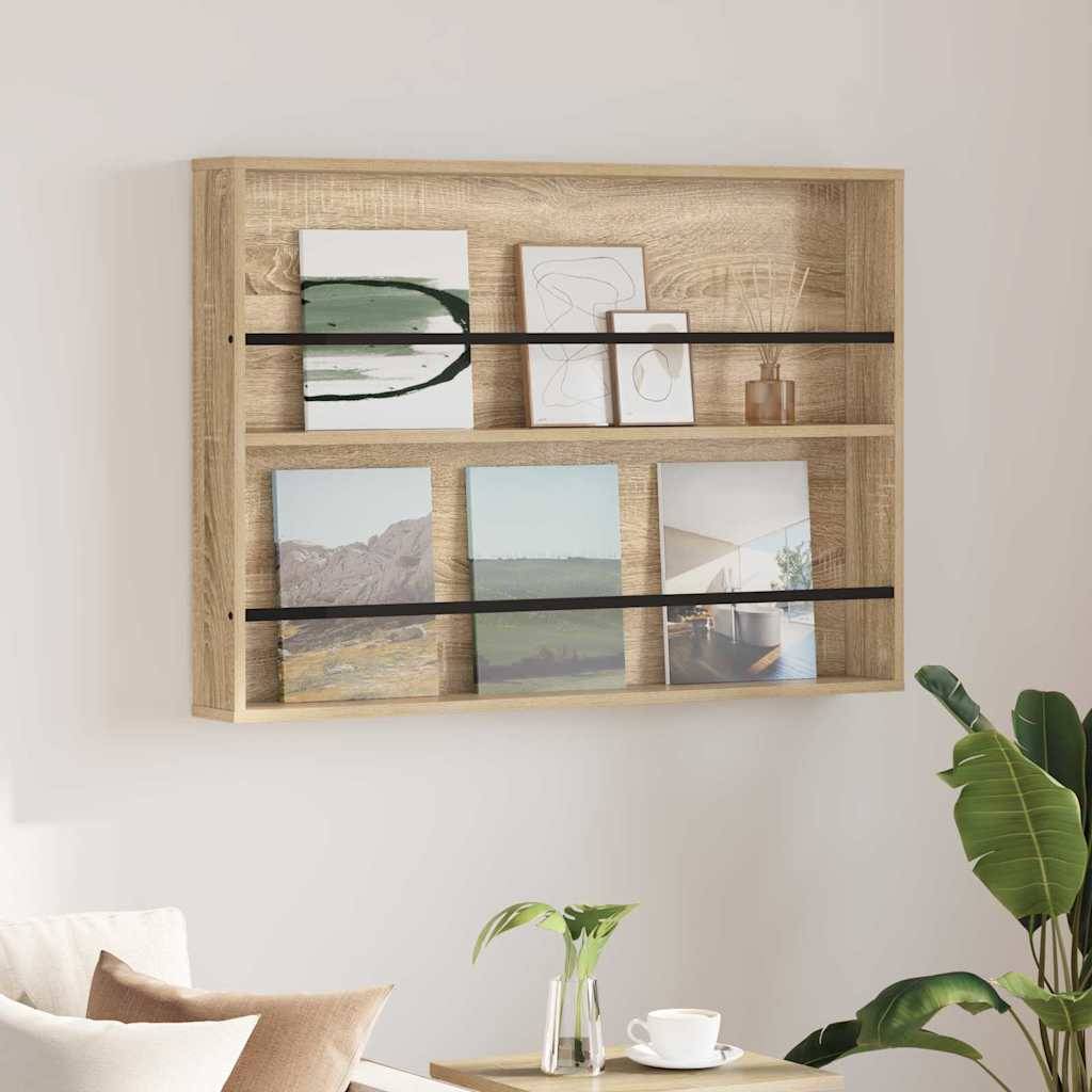 Holzwandregal, das vier Kunstdrucke und eine Vase trägt. Darunter ein Sofa mit einem Kissen und ein kleiner Tisch mit einer Pflanze und Tassen.