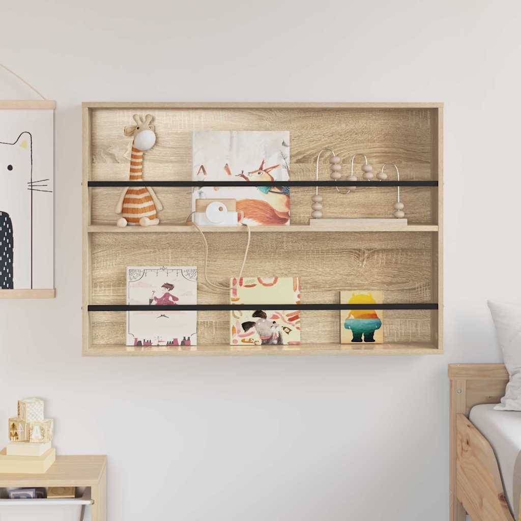 Ein Holzregal mit drei Fächern beherbergt einige Dekorationsgegenstände: eine Spielzeug-Giraffe, Bücher und Holzperlen. Eine Katzenillustration hängt in der Nähe.