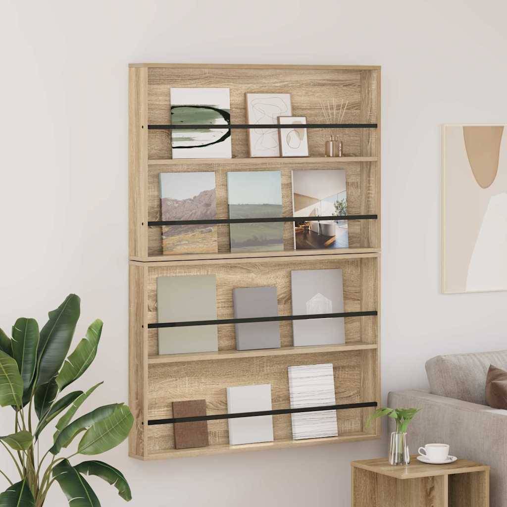 Holzregal mit verschiedenen Dekorationsgegenständen wie Kunstdrucken und Keramiken, an einer hellen Wand platziert. In der Nähe befindet sich eine kleine Pflanze.