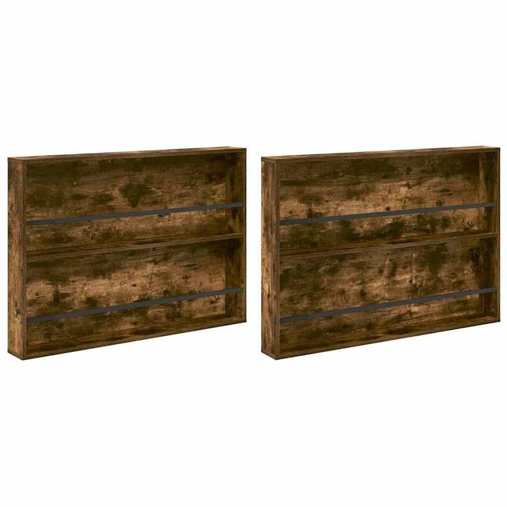 Wandmontierte Holzregale mit rustikaler Oberfläche, die jeweils drei horizontale Ablagen aufweisen und sich zum Aufbewahren von Büchern oder dekorativen Gegenständen eignen.