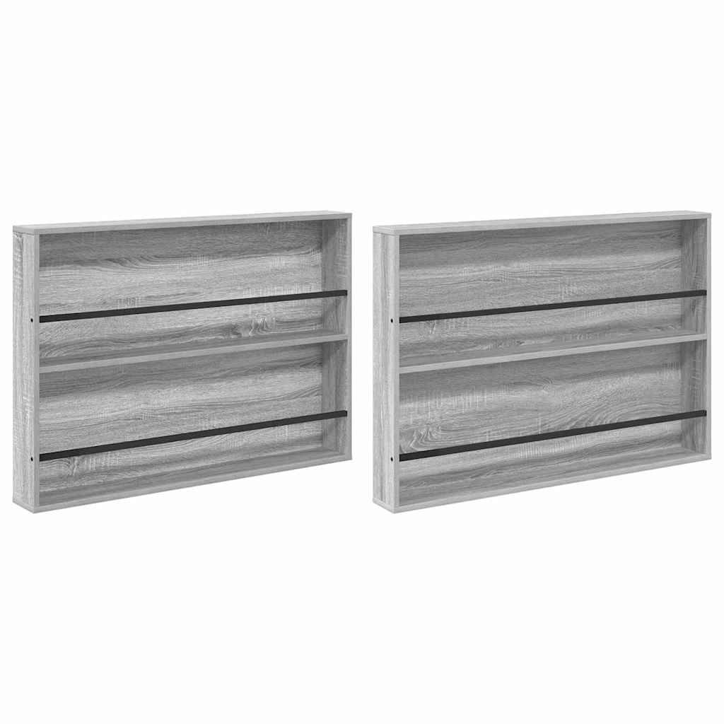 Zwei wandmontierte Bücherregale aus hellem Holz, jeweils mit drei Regalen und schwarzen Metallstangen, konzipiert zum Präsentieren von Büchern oder Dekorationselementen.