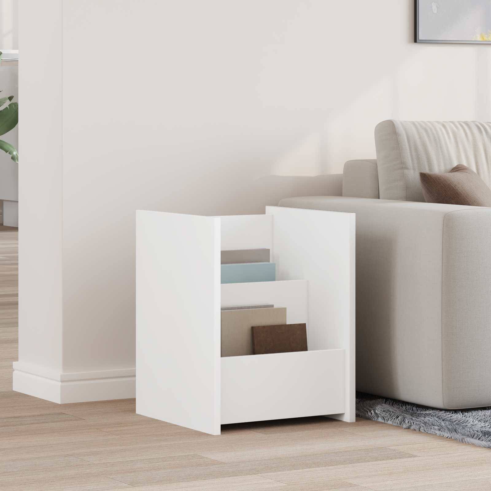 Ein moderner, minimalistischer Beistelltisch mit offenen Regalen neben einem beigen Sofa in einem hell beleuchteten Raum mit Holzboden.