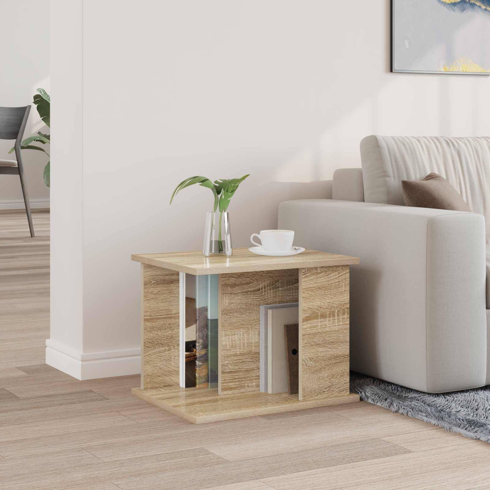 Ein kleiner Holzbeistelltisch mit Stauraum steht neben einem grauen Sofa in einem modernen Wohnzimmer.