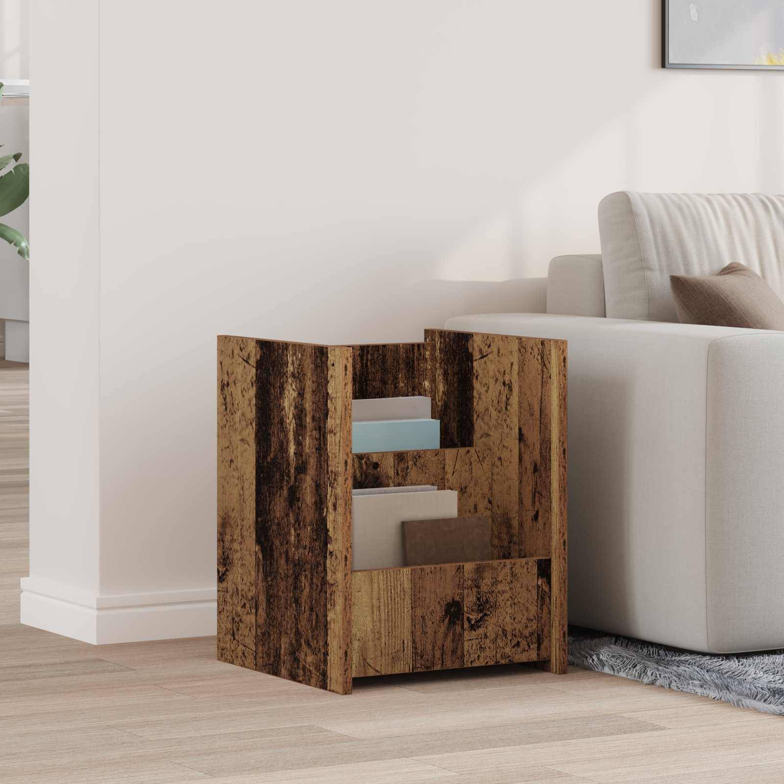 Ein kleines Bücherregal aus Holz mit rustikaler Oberfläche steht neben einem weißen Sofa in einem minimalistischen Wohnzimmer.