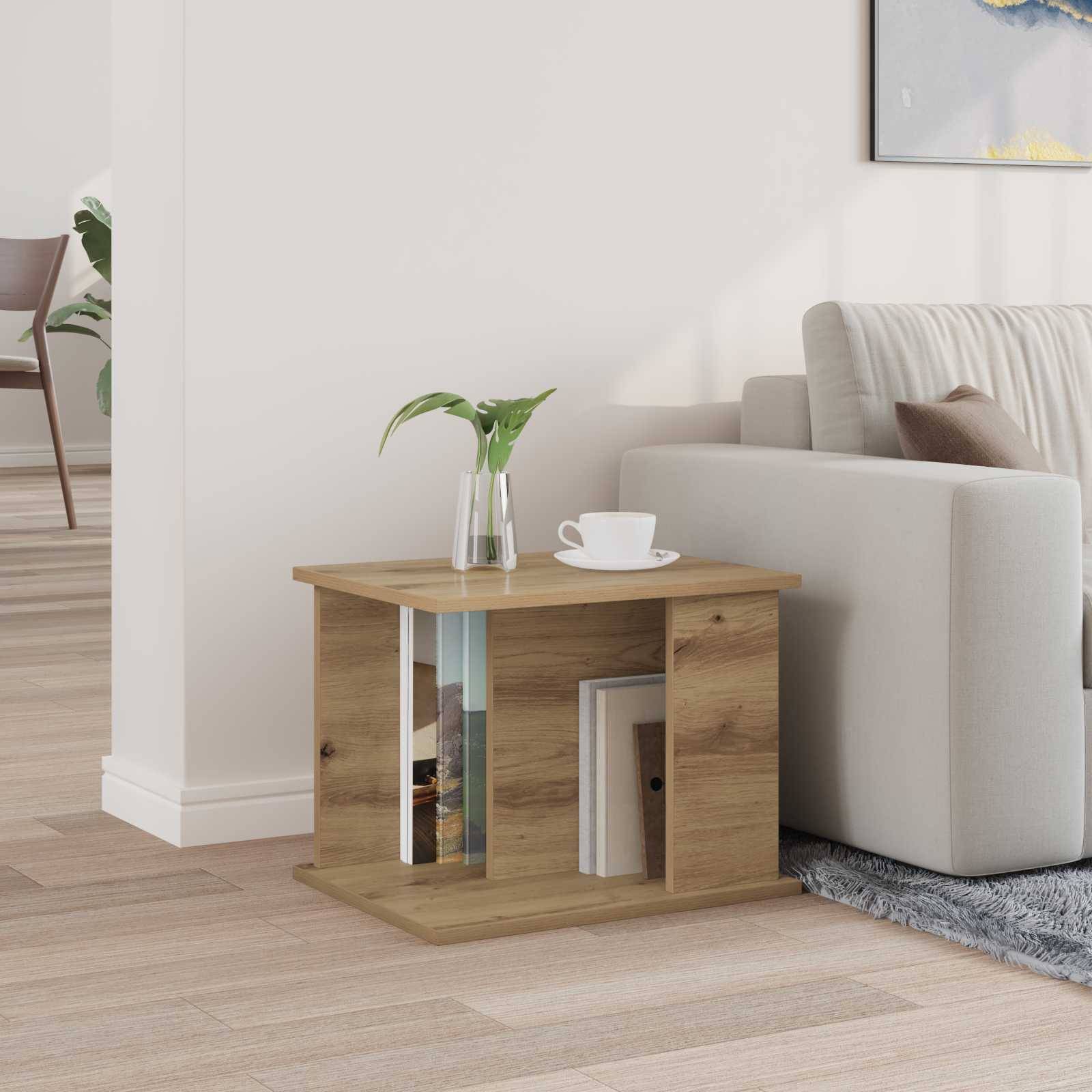 Ein moderner Wohnraum mit einem Holzseitentisch, einer weißen Tasse, einem Buch und einer kleinen Pflanze neben einem beigen Sofa. Minimalistische Einrichtung.