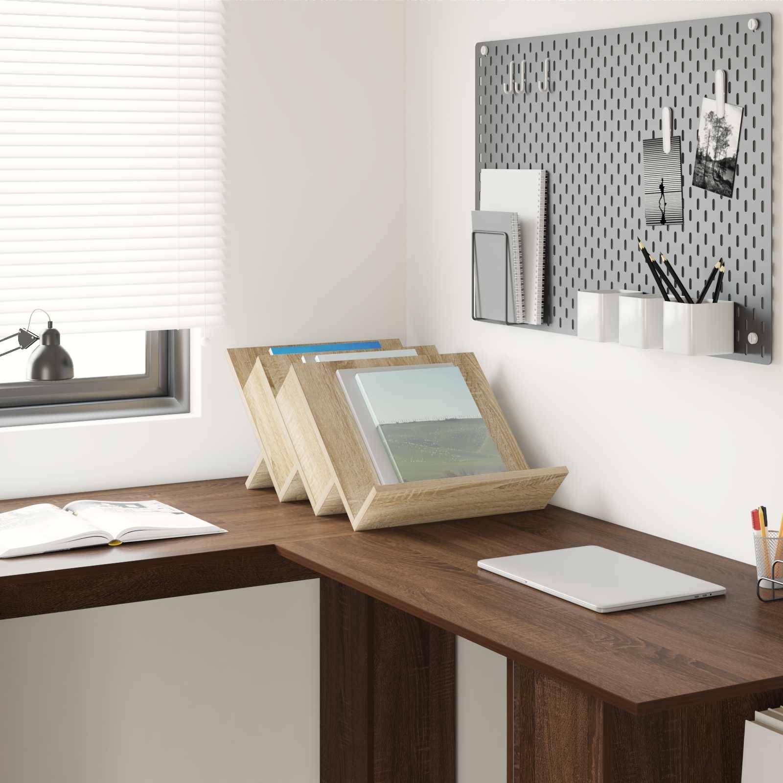 Ein modernes Home-Office-Setup mit einem Holzschreibtisch, Ablagesystemen für Dokumente und einer Gitterablage an der Wand, auf der Fotos und Notizen ausgehängt sind.