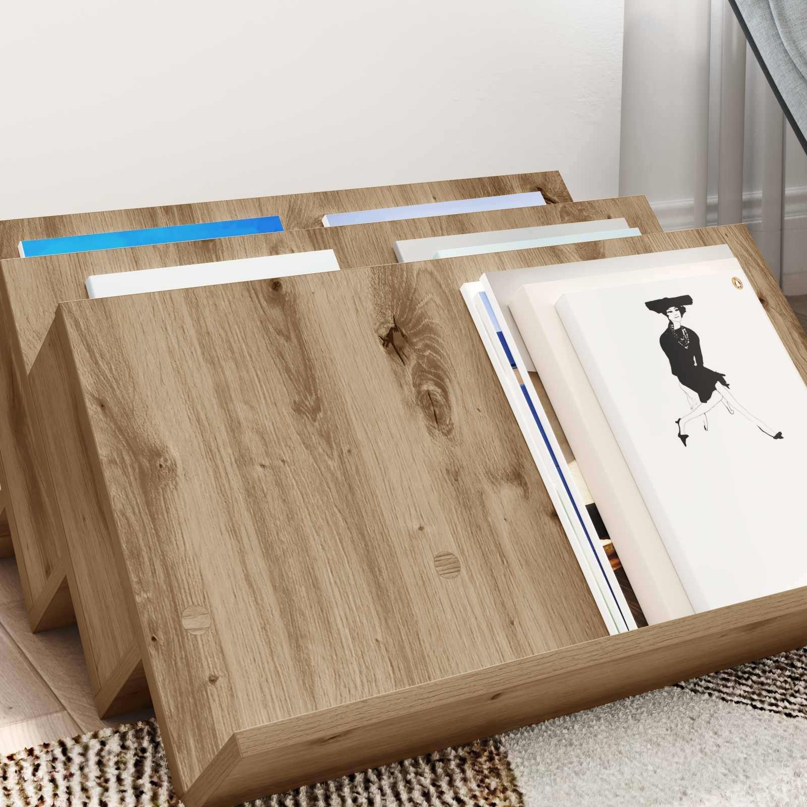 Holz-Dokumentenhalter auf einem Teppich, der Zeitschriften und Dokumente enthält, steht in der Ecke eines Raumes an der Wand, nahe einem Vorhanggardinen.