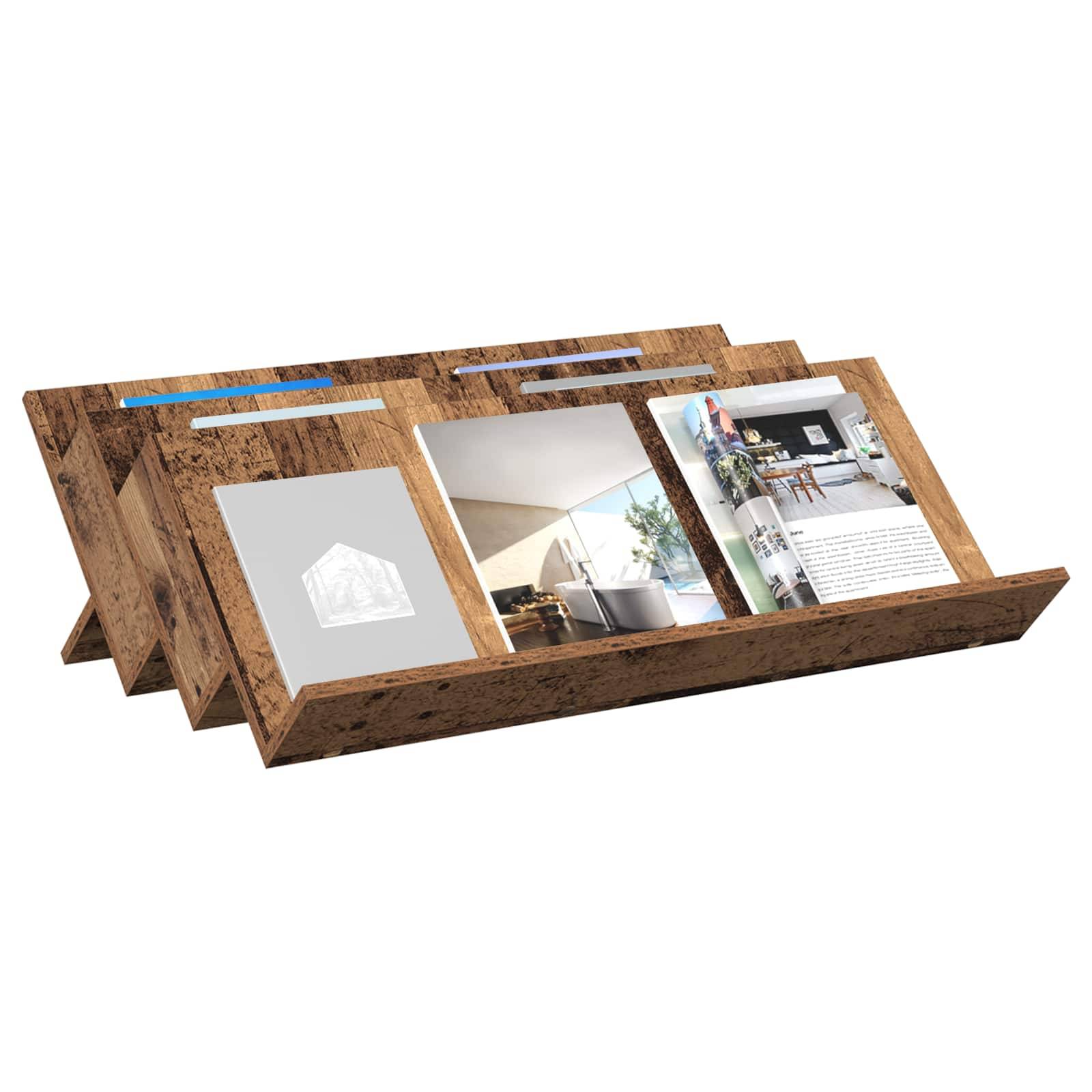 Holz-Zeitschriftenständer mit verschiedenen Broschüren und Zeitschriften. Die Broschürencover zeigen Wohndesign-Bilder und Text in einer ordentlichen Anordnung.
