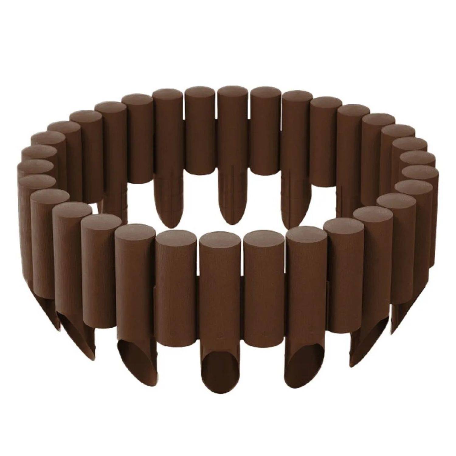 Ein kreisförmiges Holzbauwerk, bestehend aus vertikal angeordneten Baumstämmen, die dicht nebeneinander platziert sind und einen stabilen, geschlossenen Umfang bilden.