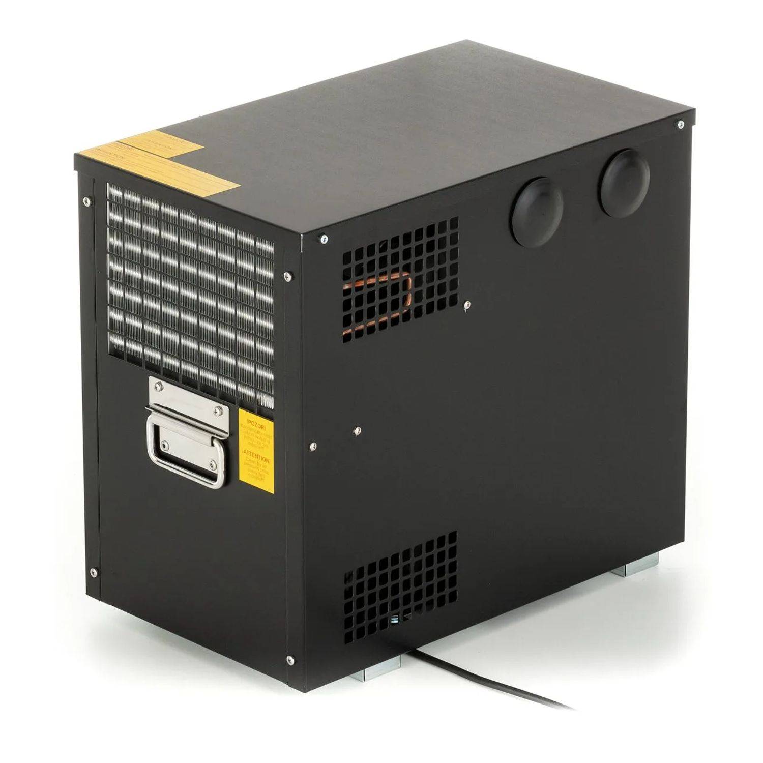 Ein großer schwarzer Metallentfeuchter mit Griff und Lüftungsgittern, konzipiert für industrielle oder gewerbliche Anwendungen, vor einem weißen Hintergrund.