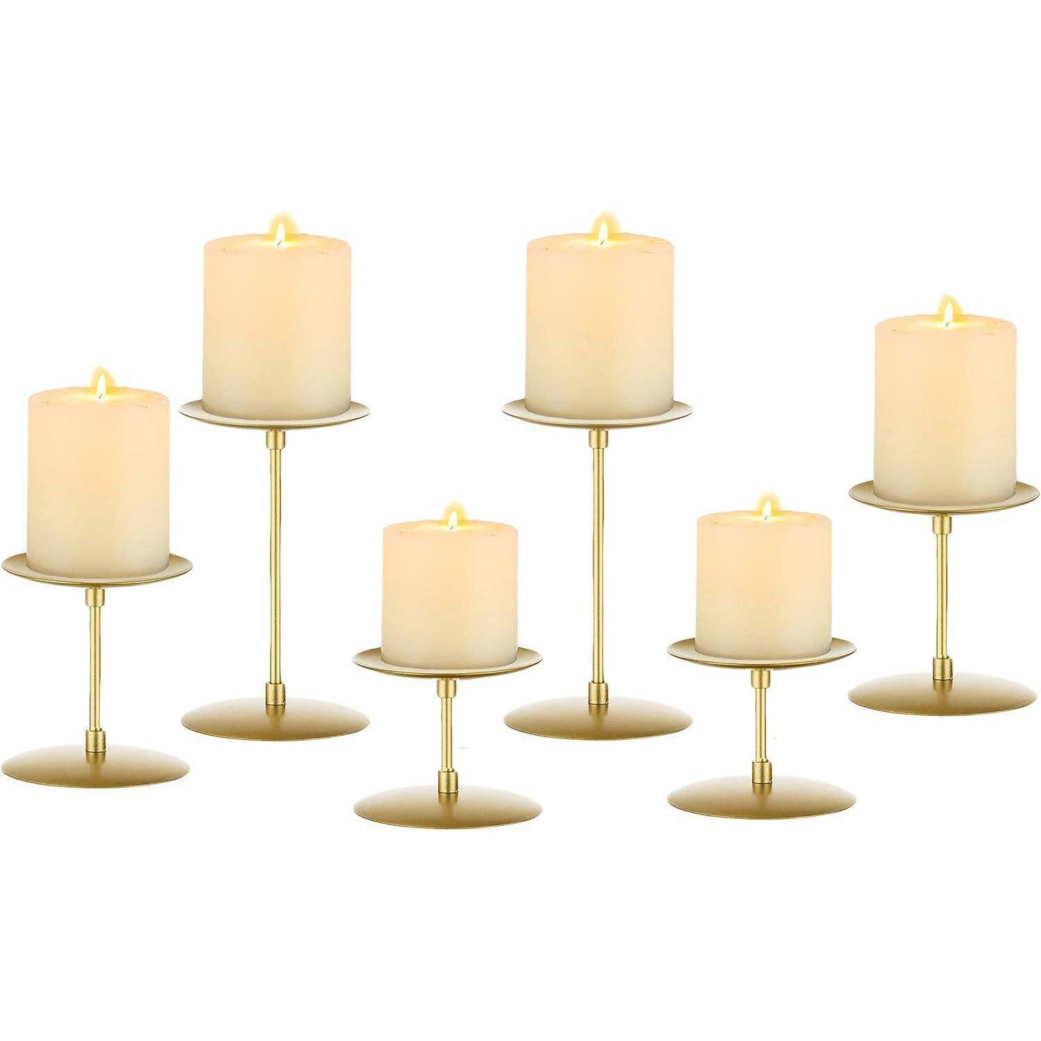 Sieben beleuchtete Kerzen unterschiedlicher Höhen auf goldenen Ständern. Die Kerzen sind cremeweiß und erzeugen eine warme und elegante Atmosphäre.