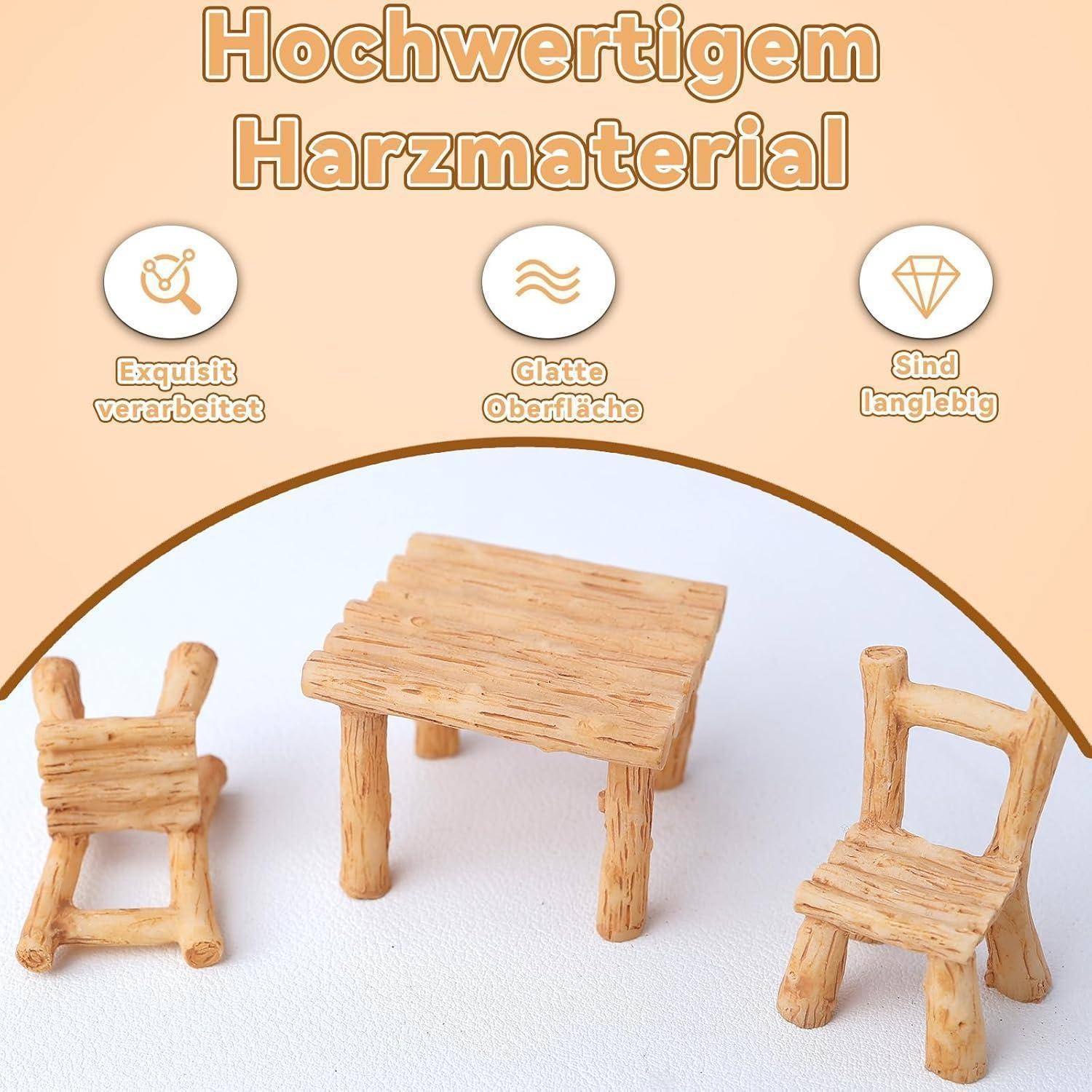 Drei minimalistische Holzstühle und ein Tisch auf einem hellen Hintergrund. Darüber steht der Text 'Hochwertigem Harzmaterial' mit Symbolen und Vorteilen.