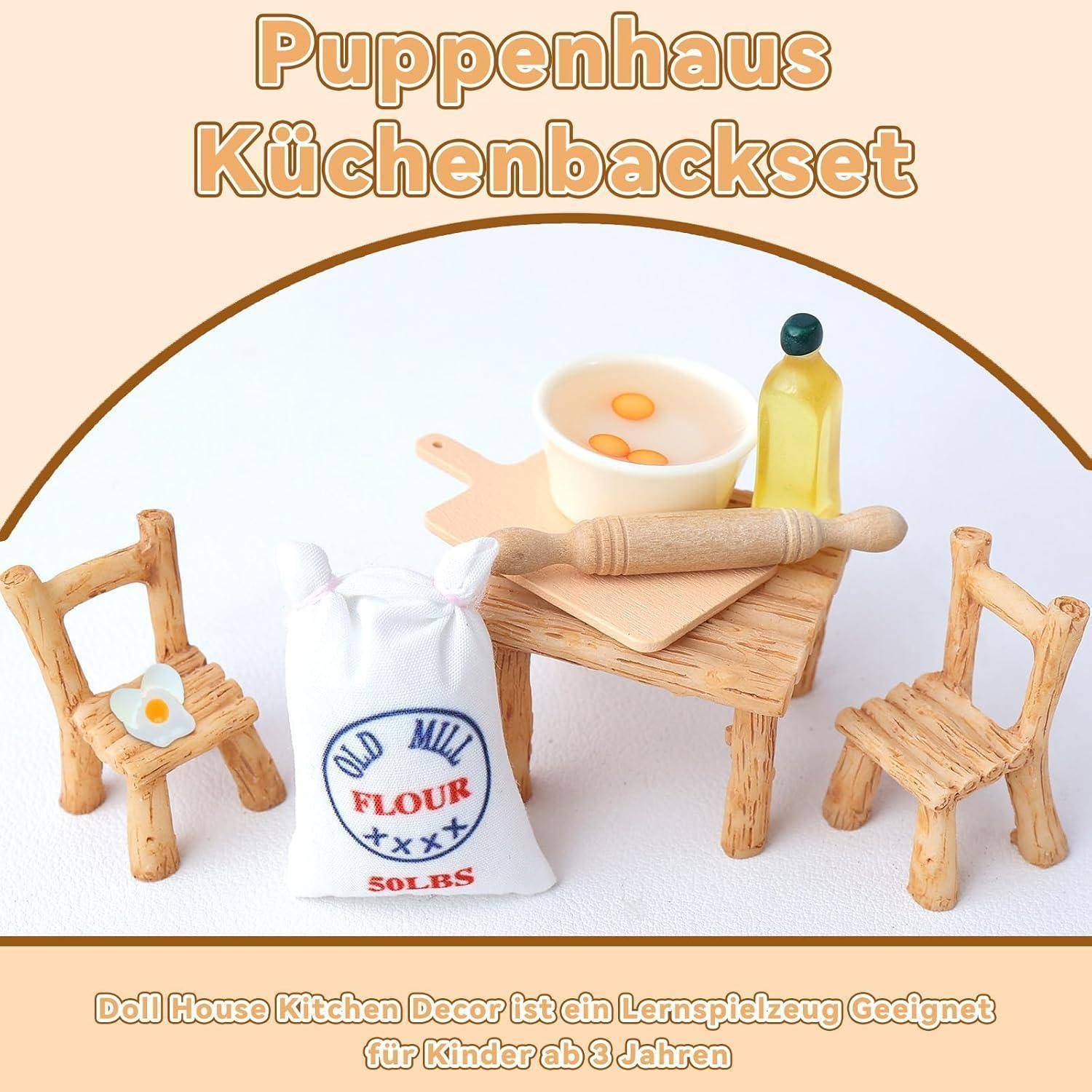 Puppenhaus-Küchen-Backset mit Miniatur-Stühlen, Tisch, Nudelholz und Mehlsack. Der Begleittext weist darauf hin, dass es sich um ein Lernspielzeug für Kinder ab 3 Jahren handelt.