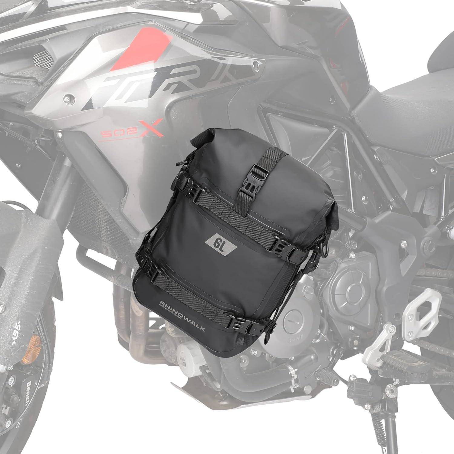 Eine schwarze 6-Liter-Motorrad-Seitentasche ist an einem Motorrad befestigt und zeigt ihr kompaktes Design und die sicheren Schnallenriemen.