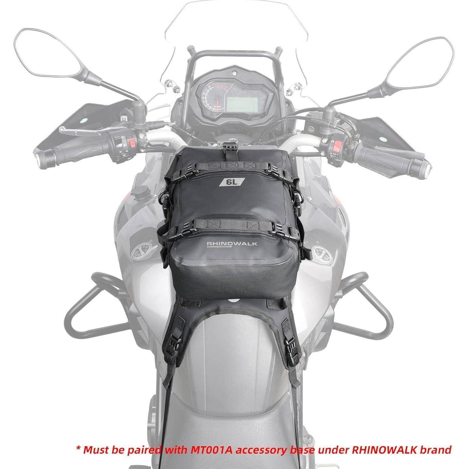 Ein Motorrad mit einer montierten 6L RhinoWalk-Tasche auf dem Tank. Text lautet: „Muss mit der Zubehörbasis MT001A unter der RHINOWALK-Marke kombiniert werden.