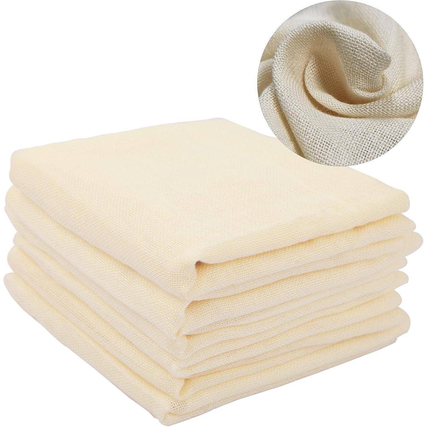 Ein Stapel gefalteter, hellbeiger Musselin-Stoff mit einem Detailausschnitt, der die Textur und Webart zeigt.