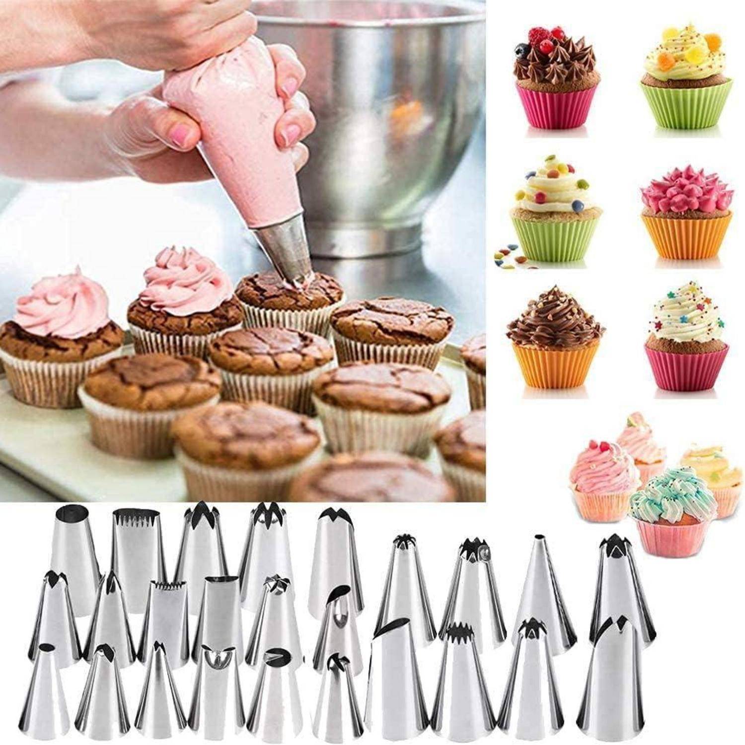 Ein Bäcker dekoriert Schokoladencupcakes mit rosa Zuckerguss, indem er einen Spritzbeutel verwendet. Verschiedene Spritztüllen und dekorierte Cupcakes sind seitlich zu sehen.