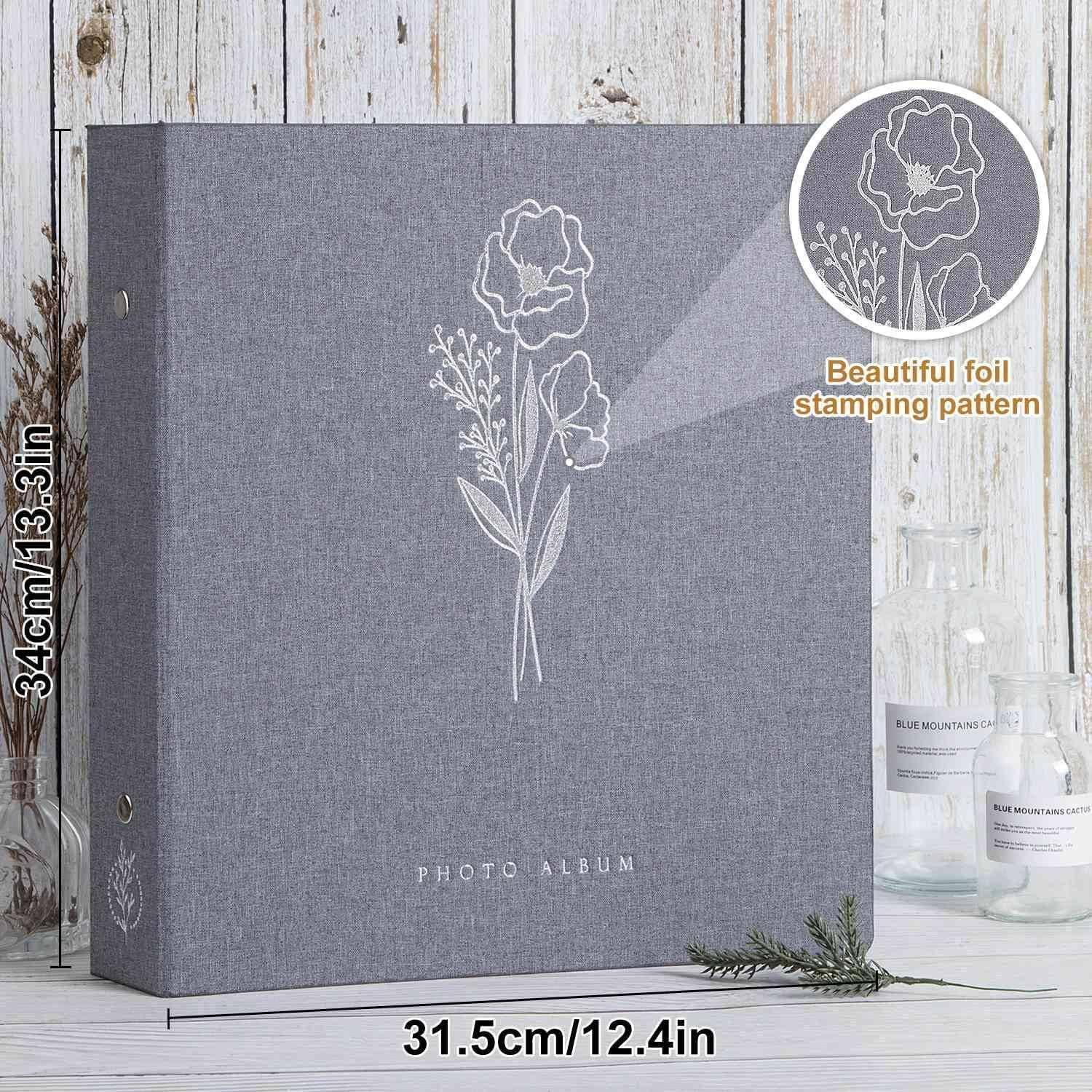 Ein graues Fotoalbum mit floralem Folienprägungsdesign. Text lautet: „Schönes Folienprägungsmuster.