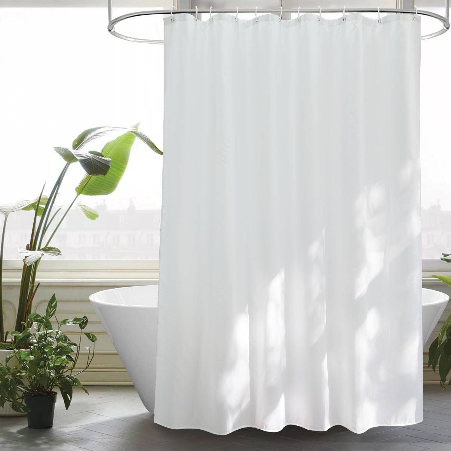 Ein weißer Duschvorhang hängt in einem hellen Badezimmer, mit einer freistehenden Badewanne und grünen Pflanzen, was einen klaren, minimalistischen Raum andeutet.