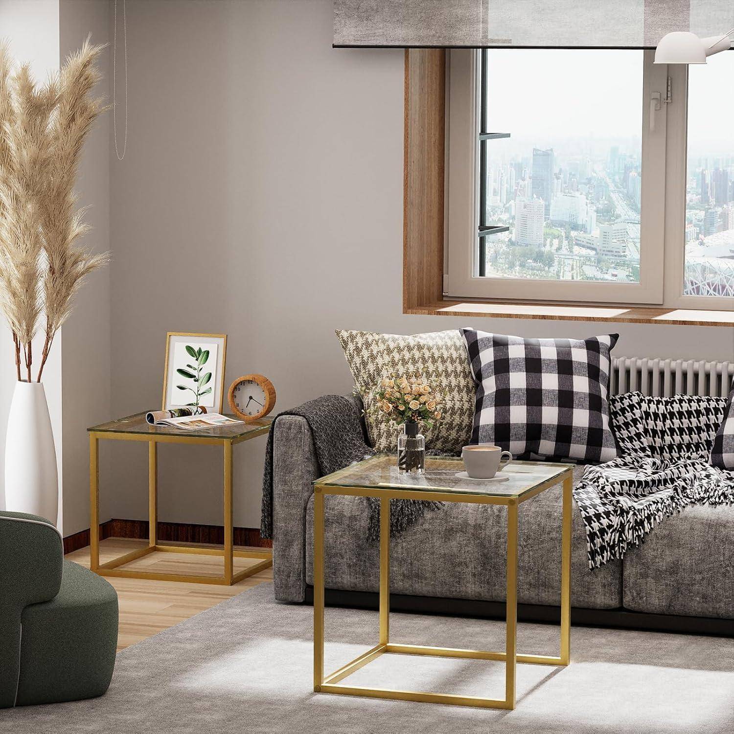 Ein gemütliches Wohnzimmer mit einem grauen Sofa, gemusterten Kissen, zwei Glastischen und einer Vase mit Pampasgras. Ein großes Fenster mit Blick auf die Stadt.